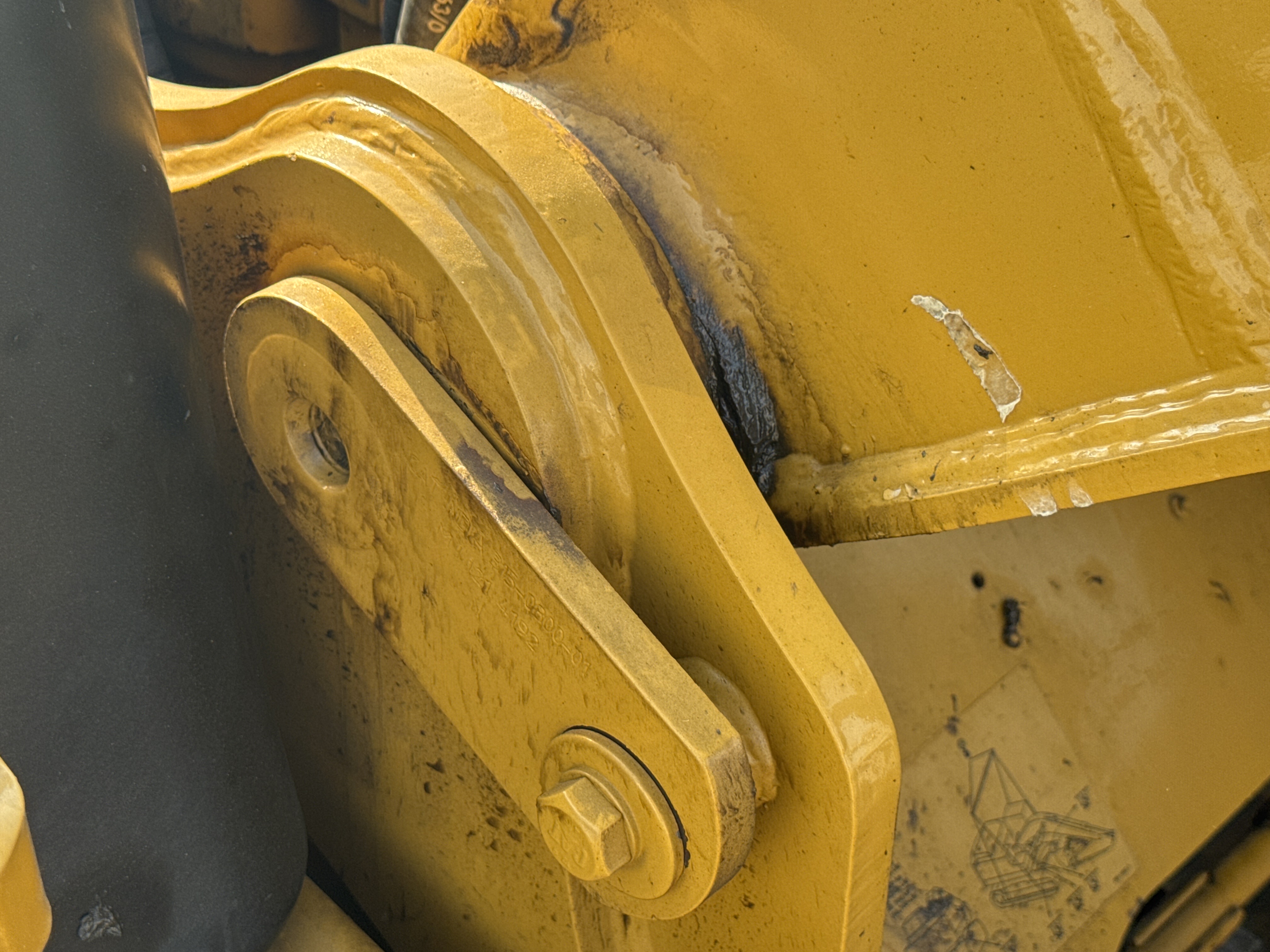 MDX-010-Cat-323D3-Medium-excavators-inspection-Chassis-Boom-base-pin-and-bushings-2