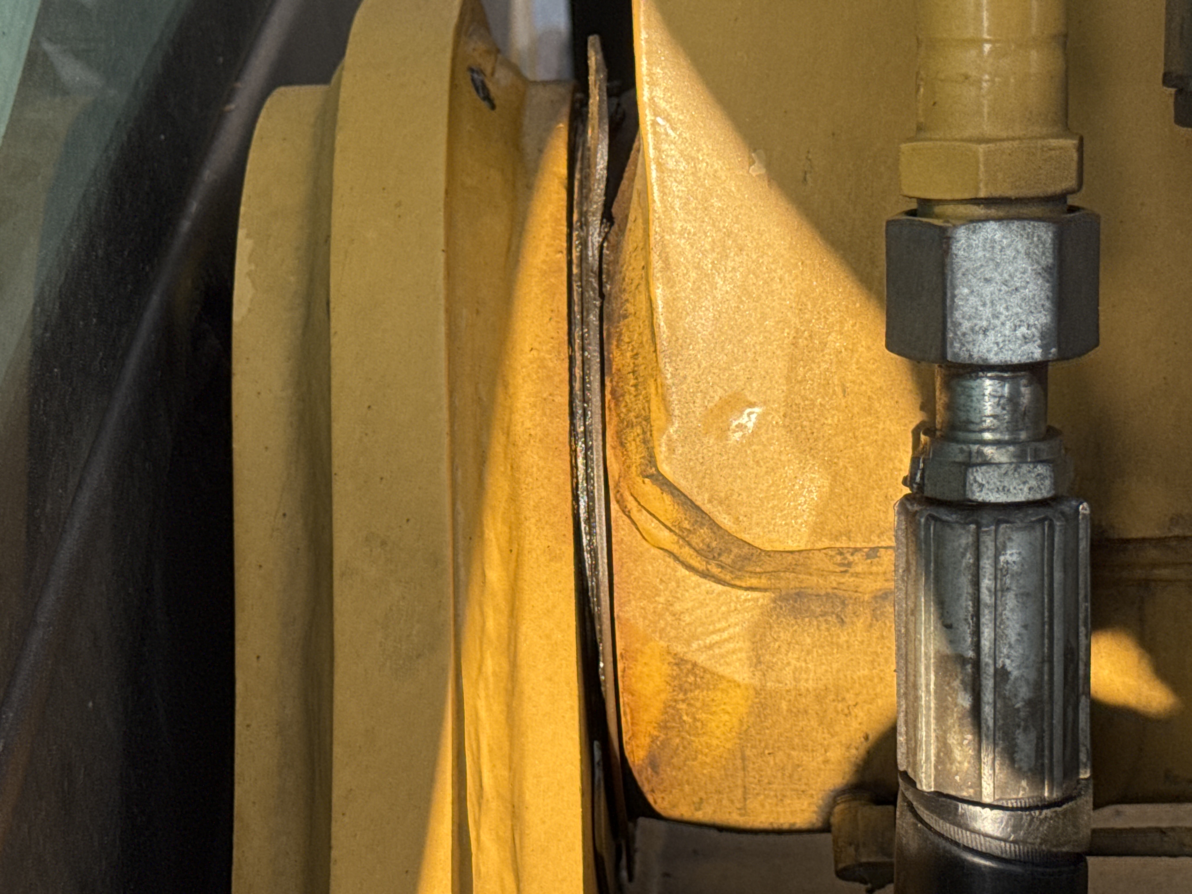 MDX-010-Cat-323D3-Medium-excavators-inspection-Chassis-Boom-base-pin-and-bushings-2