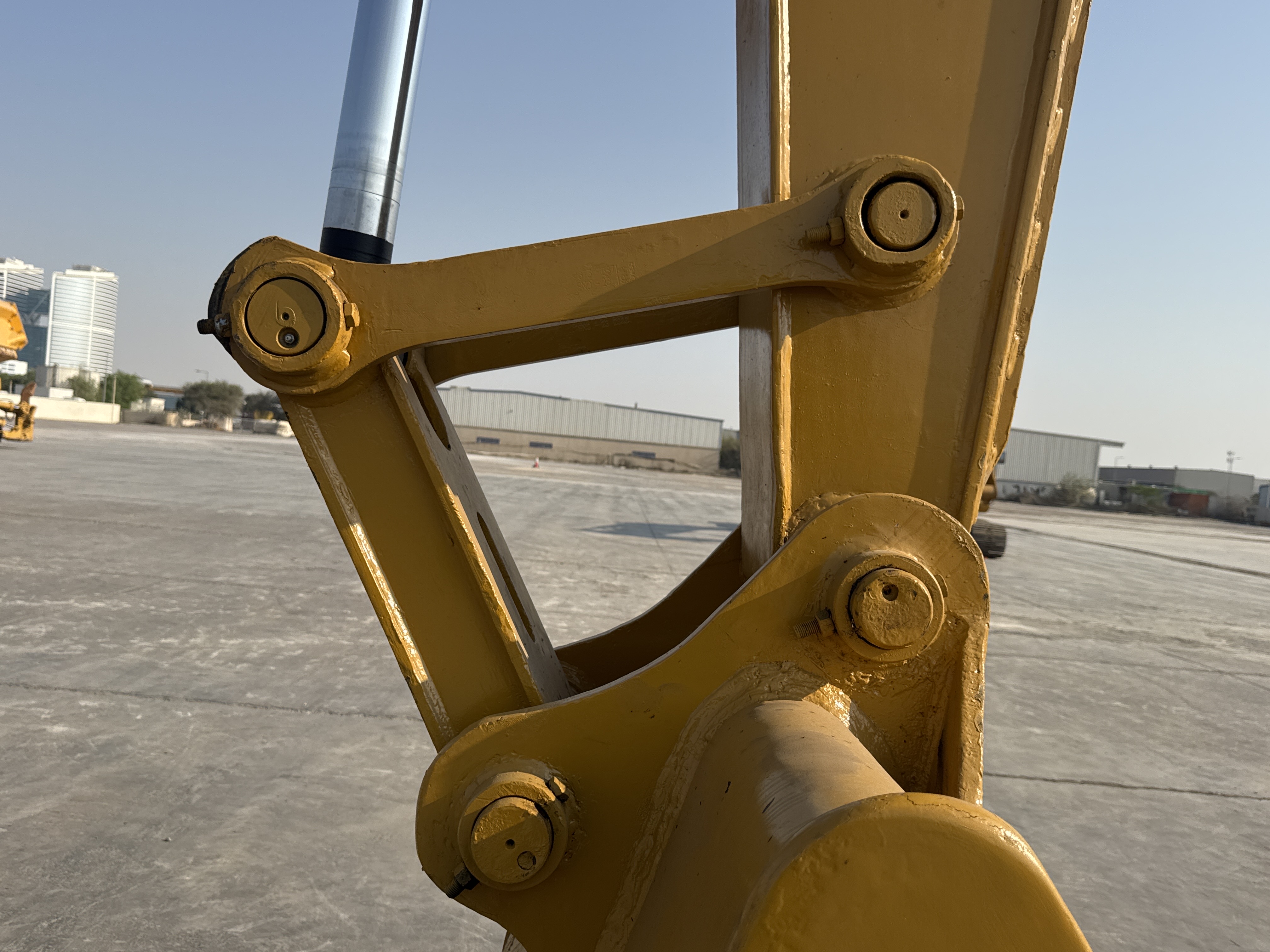 MDX-010-Cat-323D3-Medium-excavators-inspection-Chassis-Pin-and-bushings-stick-to-bucket-2