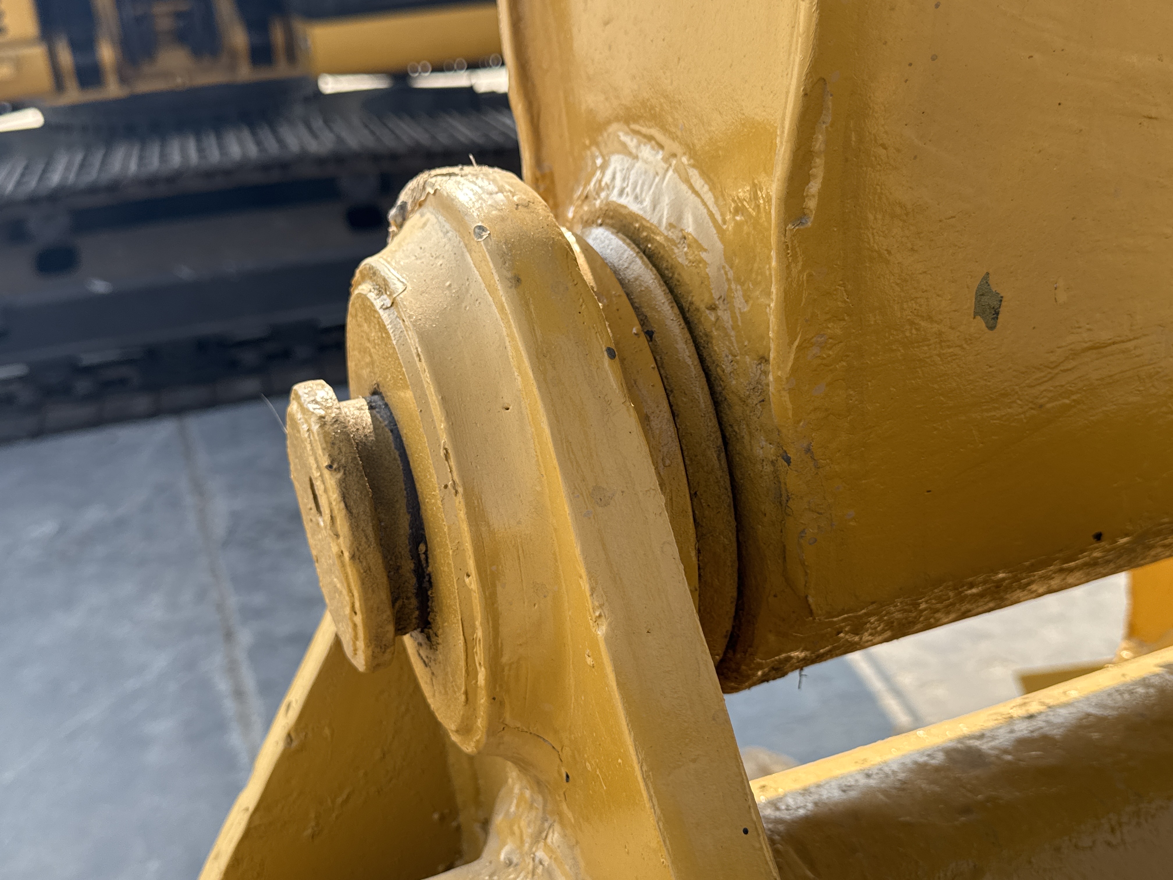 MDX-010-Cat-323D3-Medium-excavators-inspection-Chassis-Pin-and-bushings-stick-to-bucket-2