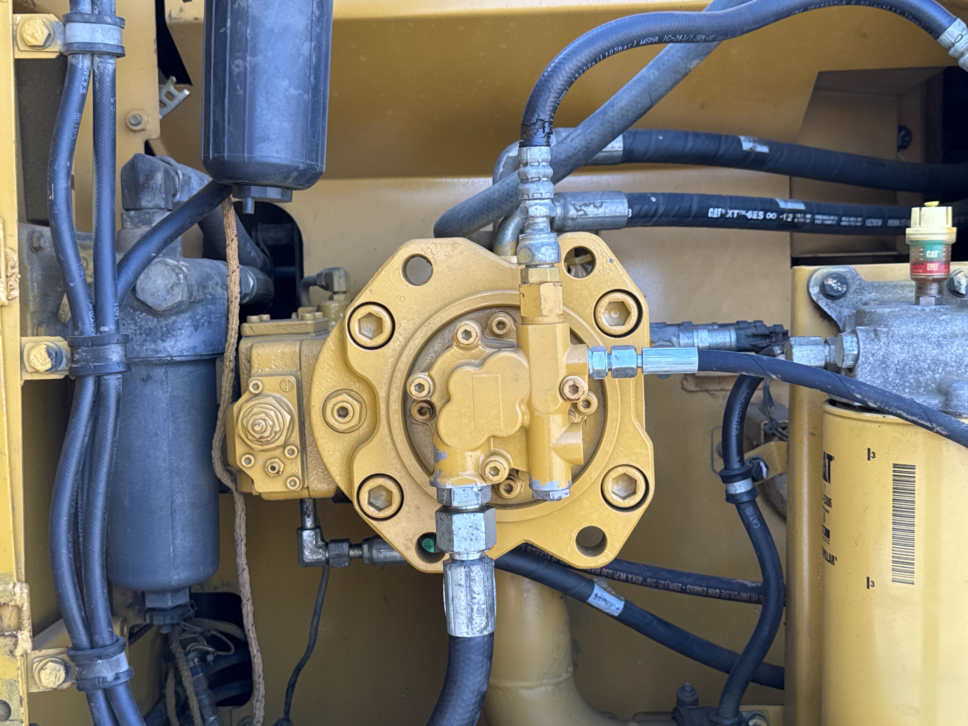 MDX-010-Cat-323D3-Medium-excavators-inspection-Hydraulics-Hydraulic-pump-2