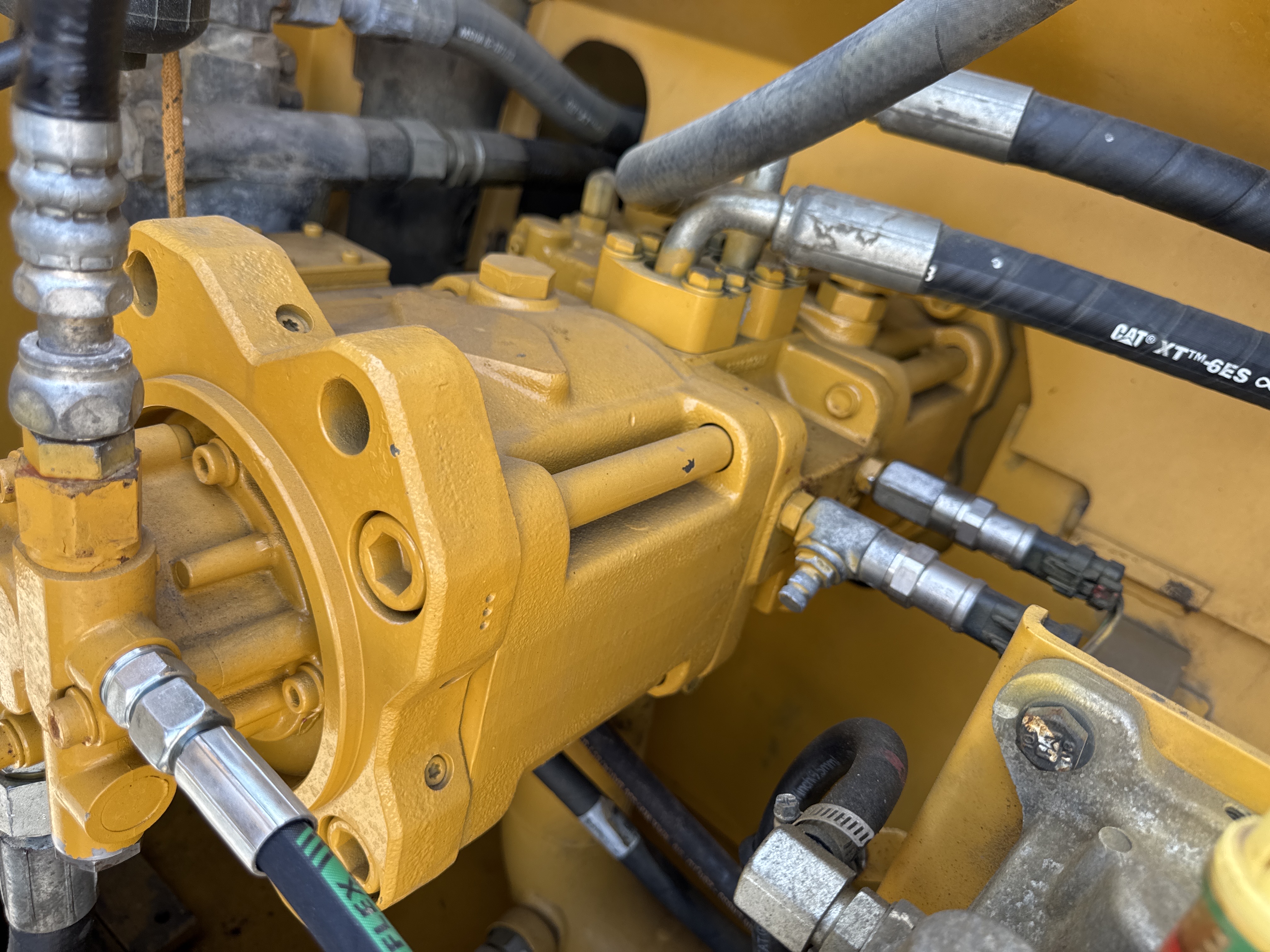 MDX-010-Cat-323D3-Medium-excavators-inspection-Hydraulics-Hydraulic-pump-2