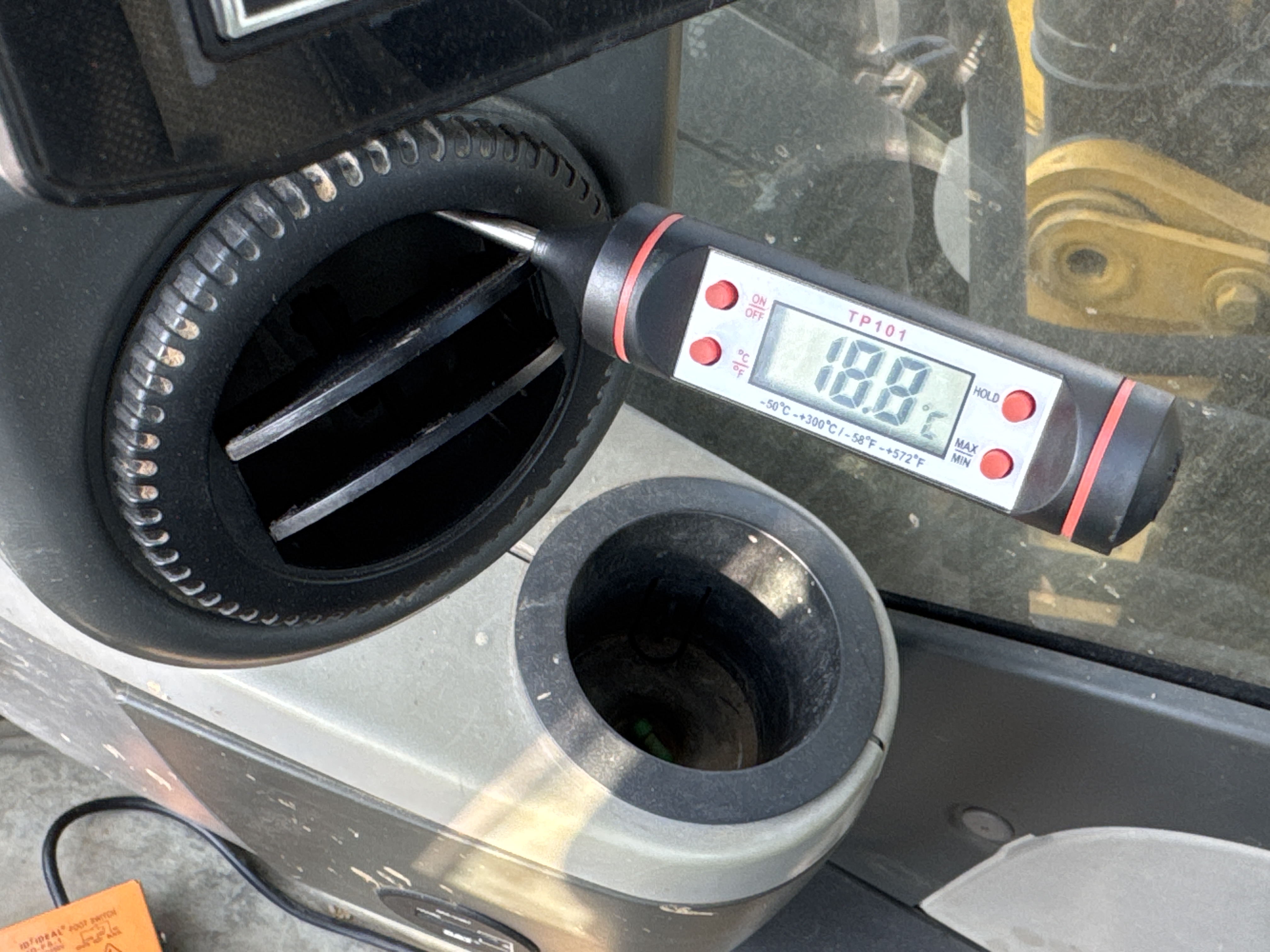 MDX-010-Cat-323D3-Medium-excavators-inspection-Air-conditioning-Cooling-system-2