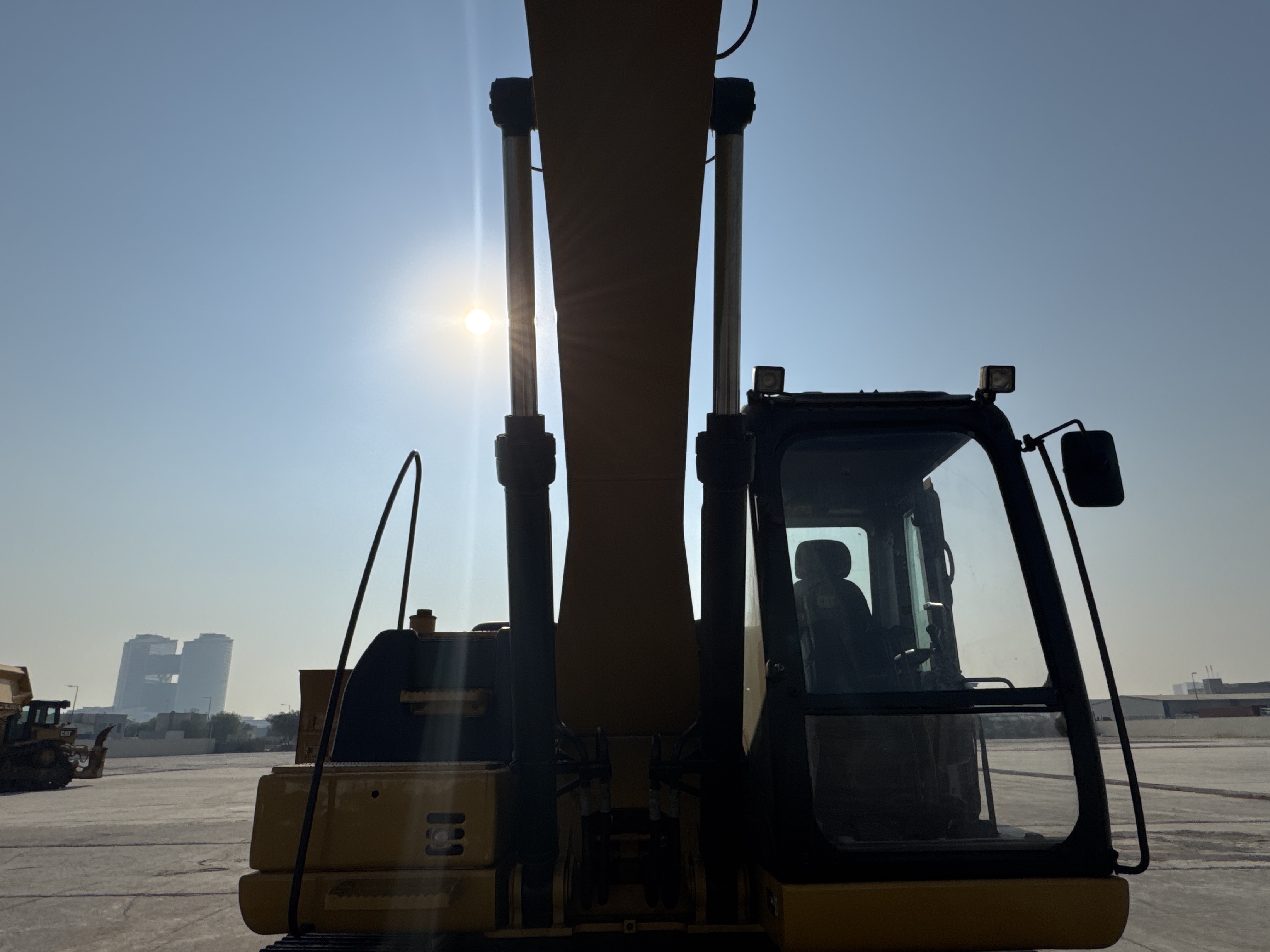 MDX-010-Cat-323D3-Medium-excavators-inspection-Hydraulics-Boom-lift-cylinder-2