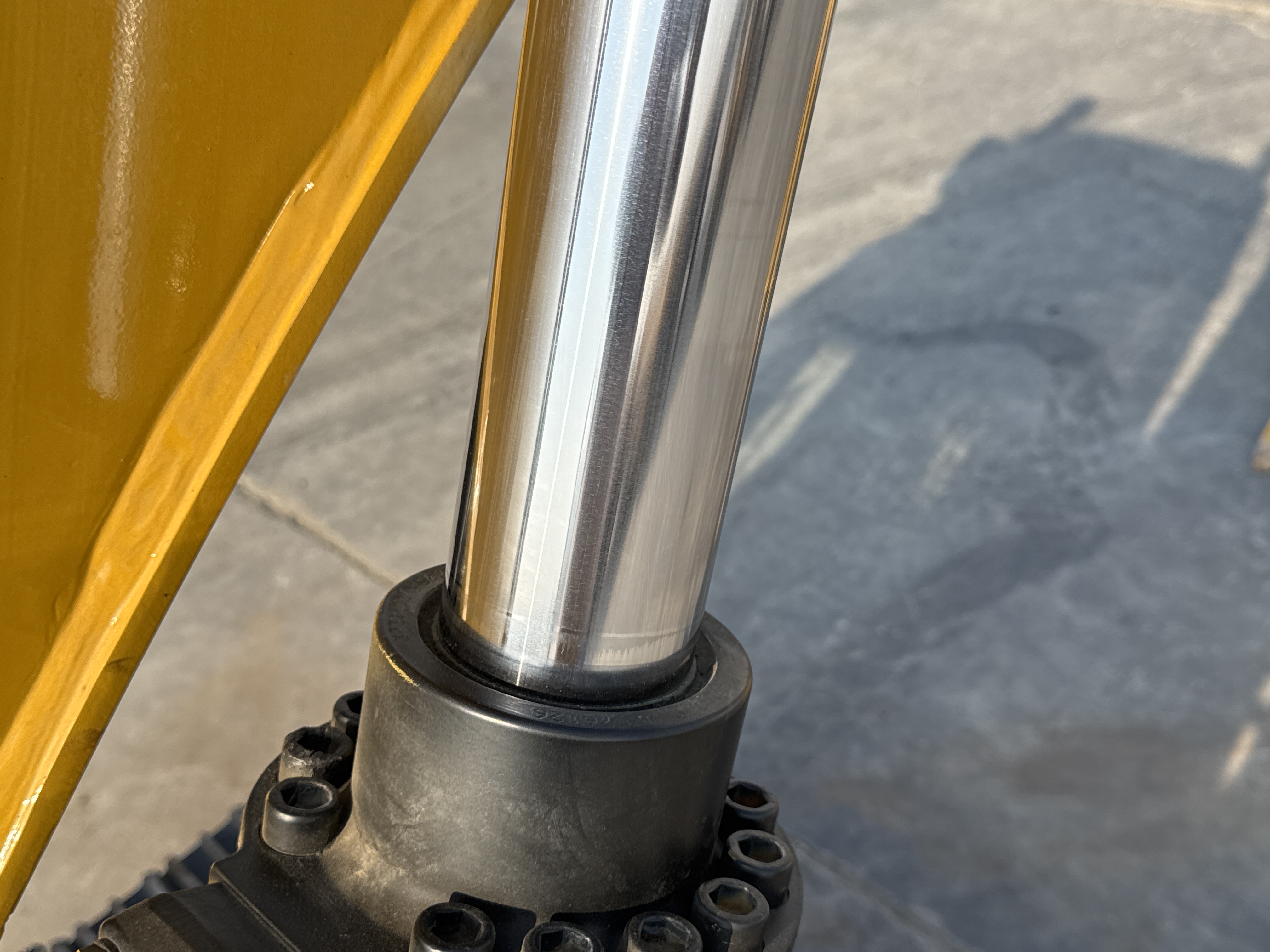 MDX-010-Cat-323D3-Medium-excavators-inspection-Hydraulics-Boom-lift-cylinder-2