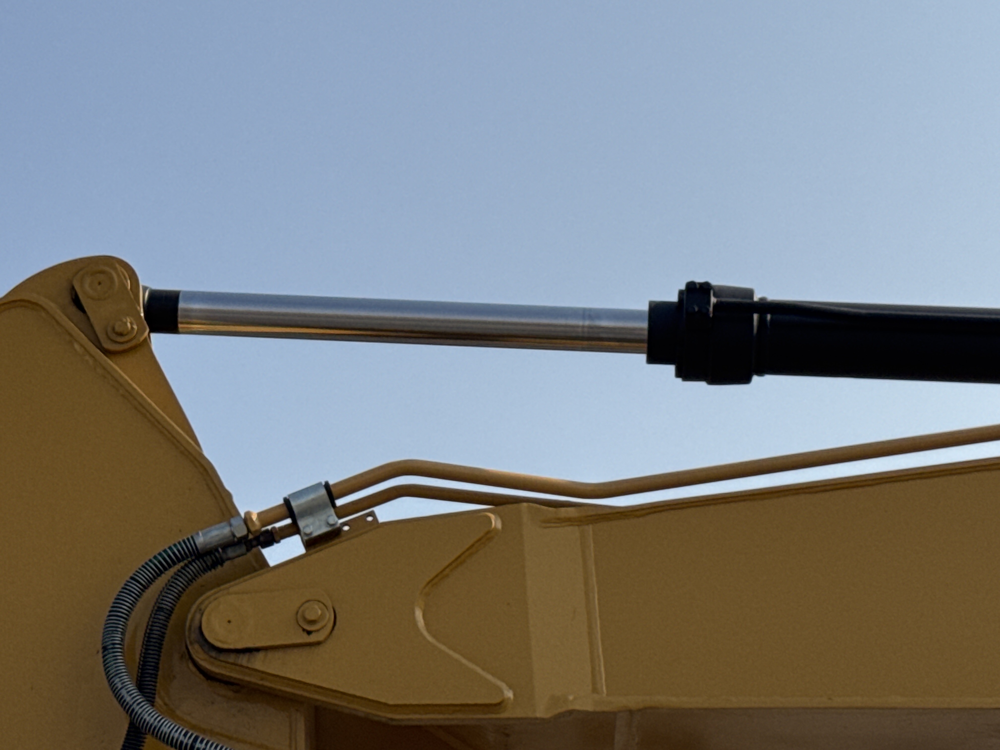 MDX-010-Cat-323D3-Medium-excavators-inspection-Hydraulics-Stick-cylinder-2