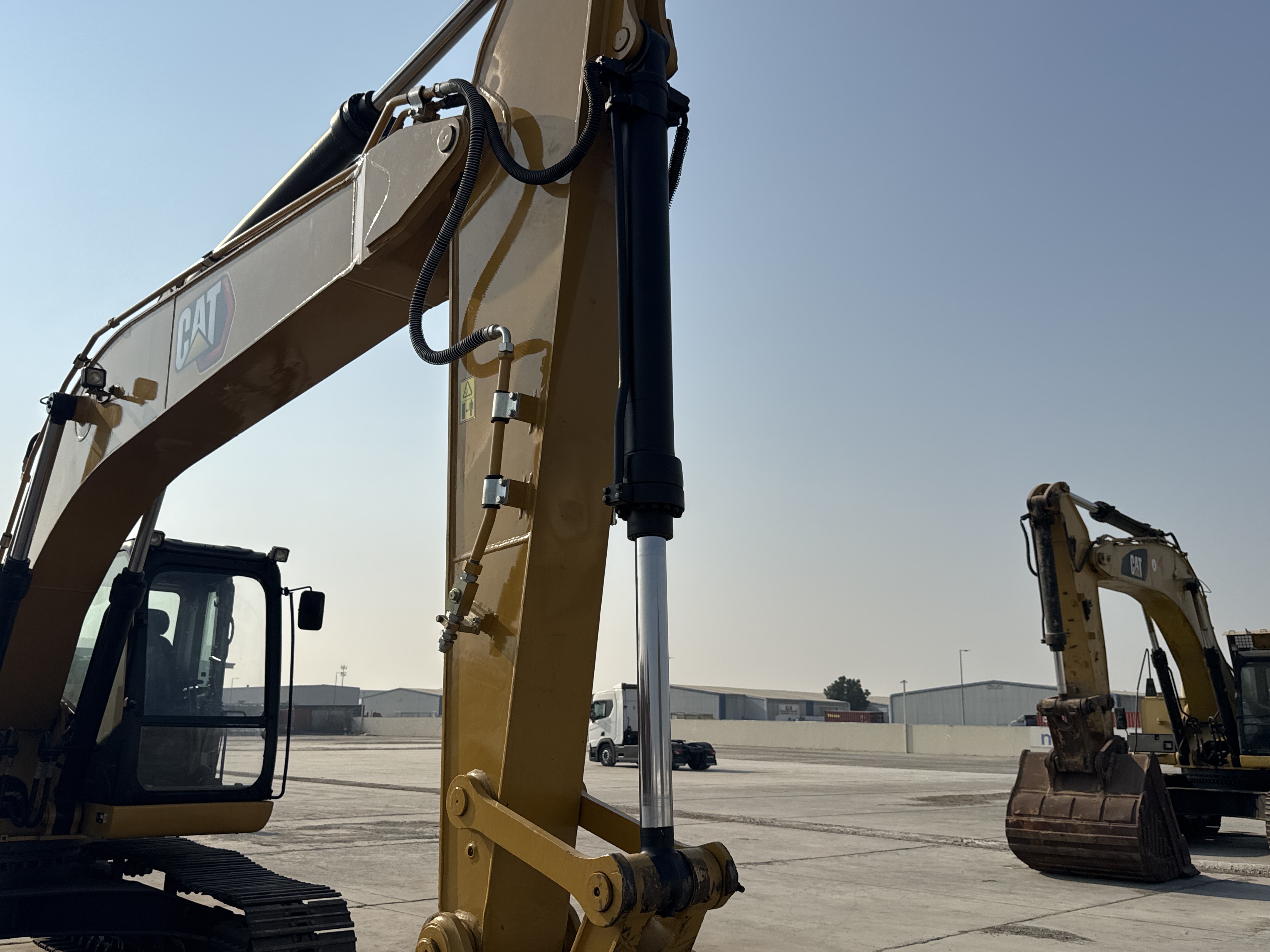 MDX-010-Cat-323D3-Medium-excavators-inspection-Hydraulics-Bucket-cylinder-2