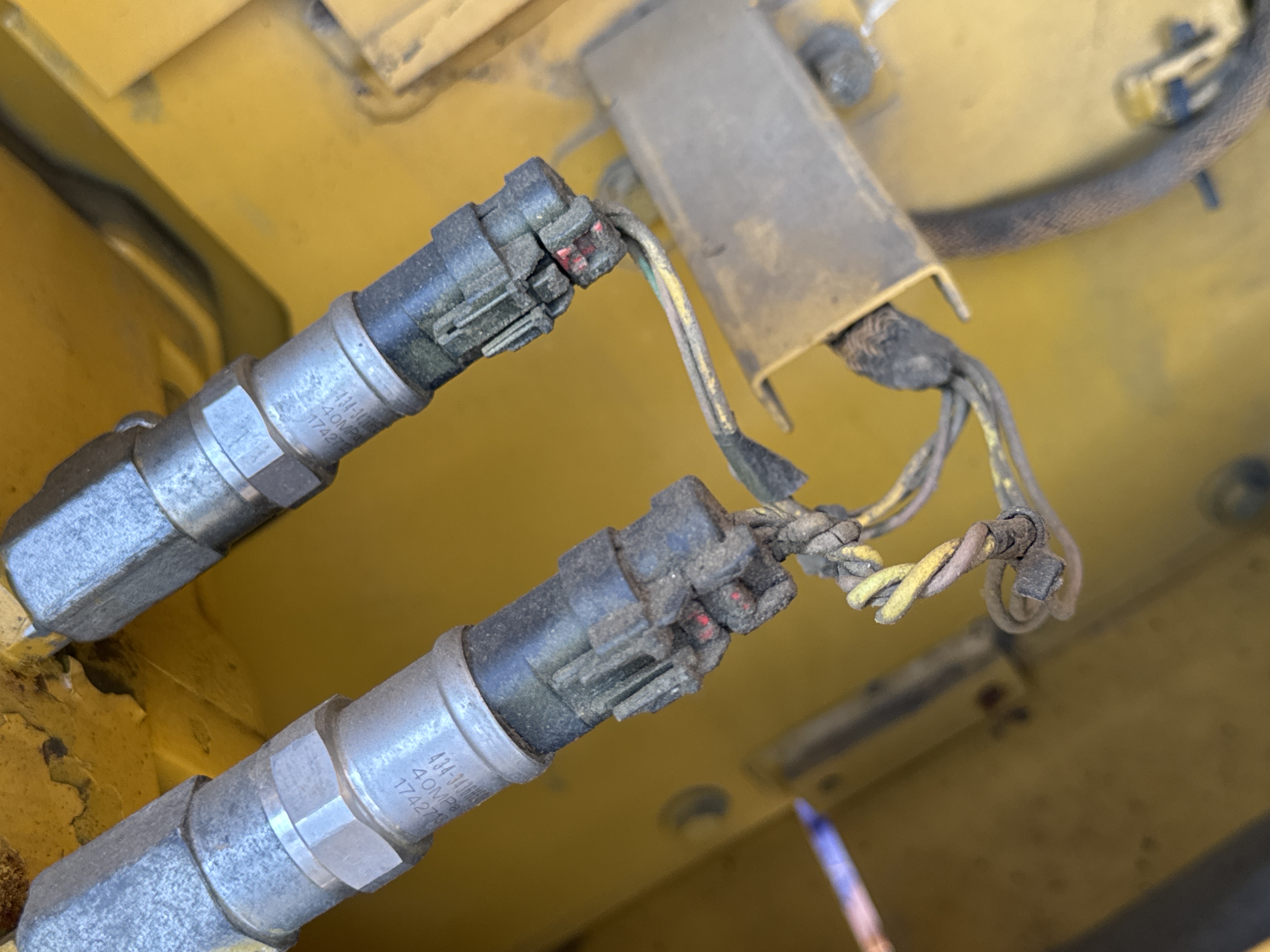 MDX-010-Cat-323D3-Medium-excavators-inspection-Hydraulics-Wiring-harness-2
