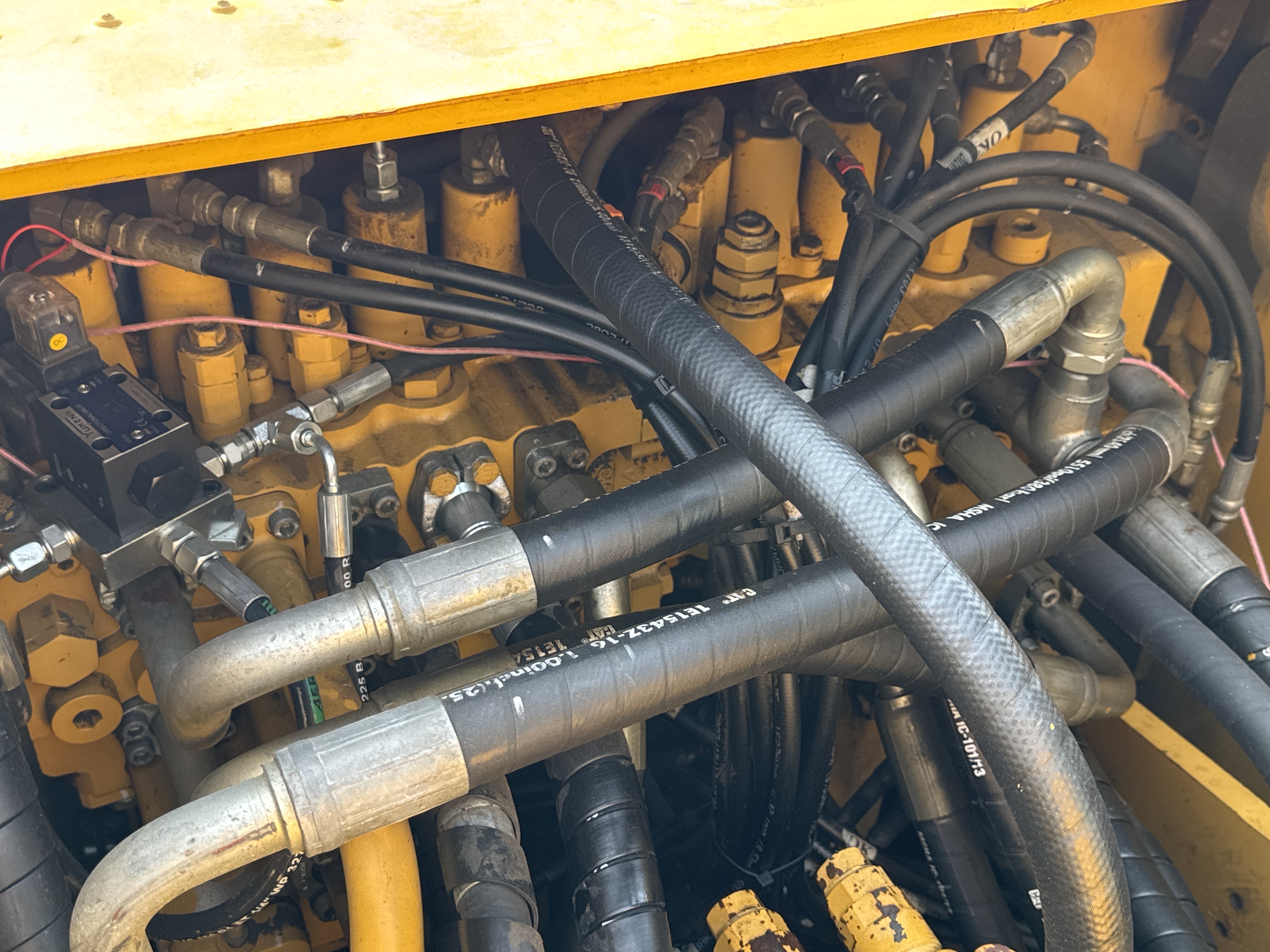 MDX-010-Cat-323D3-Medium-excavators-inspection-Hydraulics-Main-control-valve-(MCV)-2