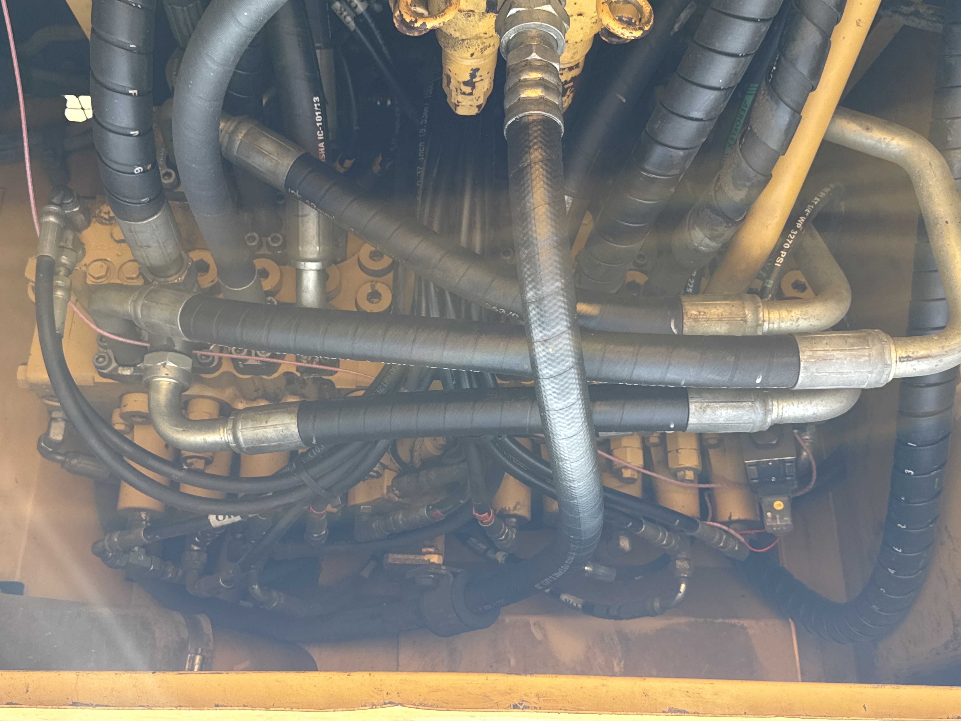 MDX-010-Cat-323D3-Medium-excavators-inspection-Hydraulics-Main-control-valve-(MCV)-2