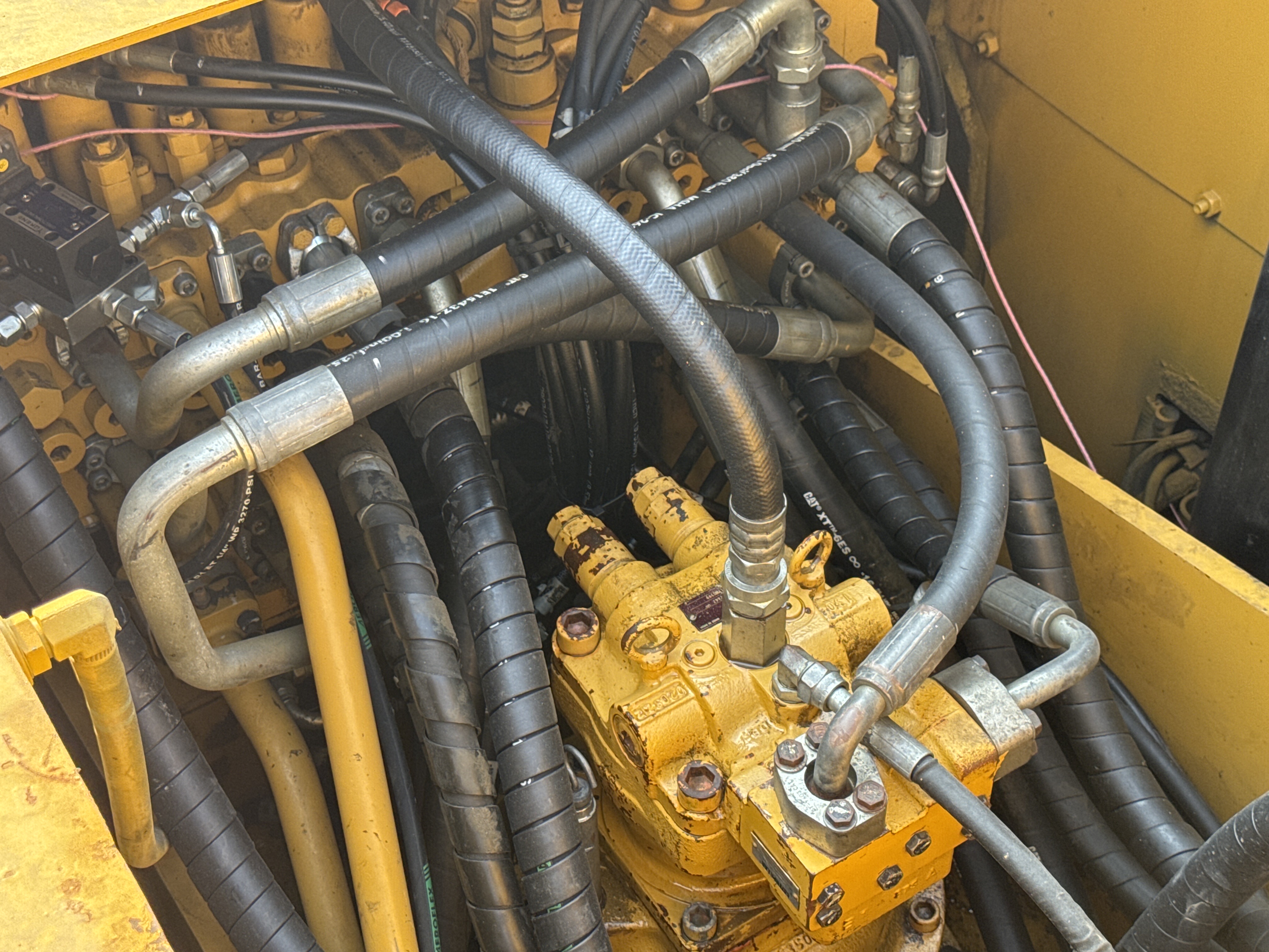 MDX-010-Cat-323D3-Medium-excavators-inspection-Hydraulics-Hydraulic-hoses-and-lines-2