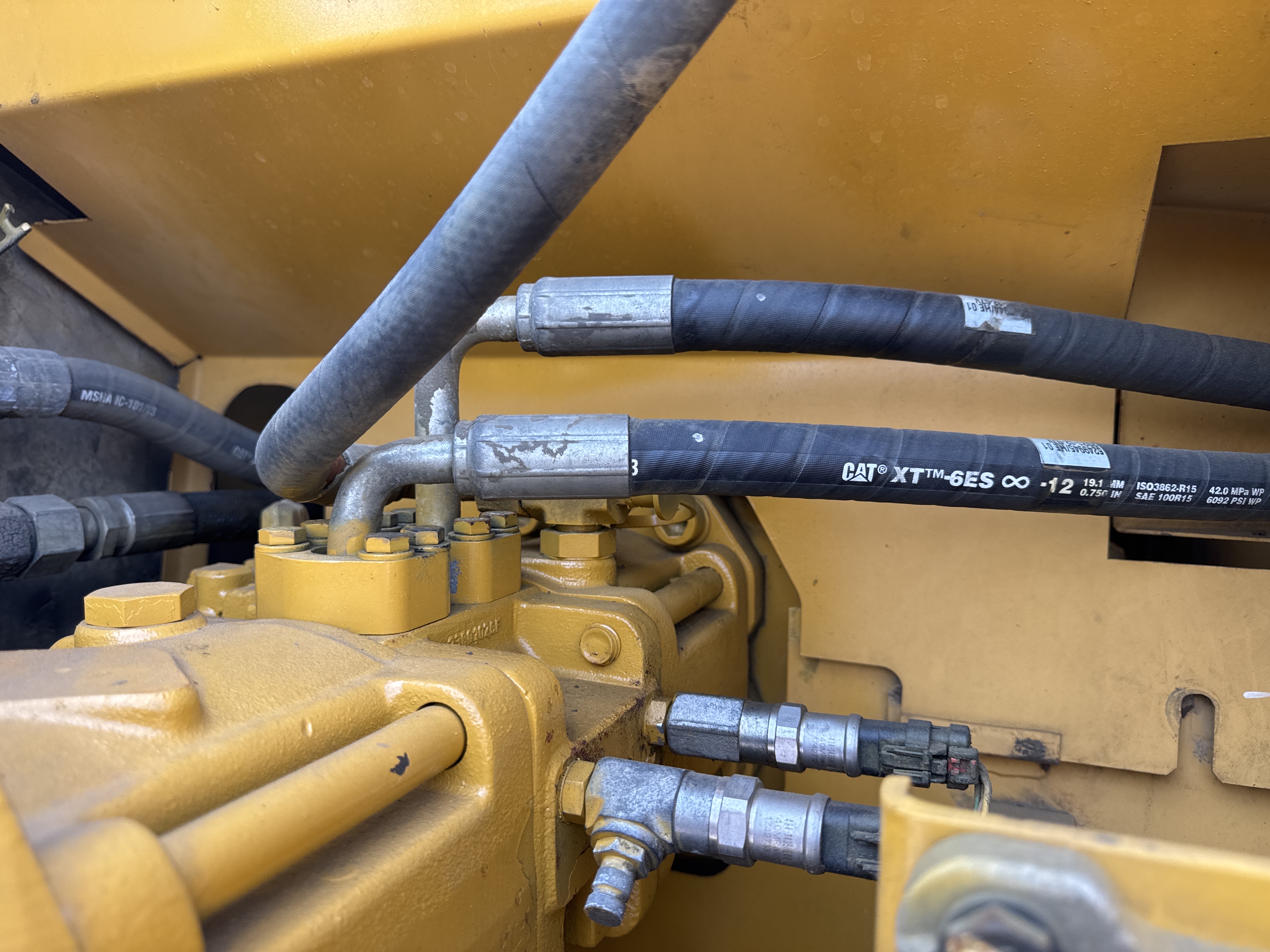 MDX-010-Cat-323D3-Medium-excavators-inspection-Hydraulics-Hydraulic-hoses-and-lines-2