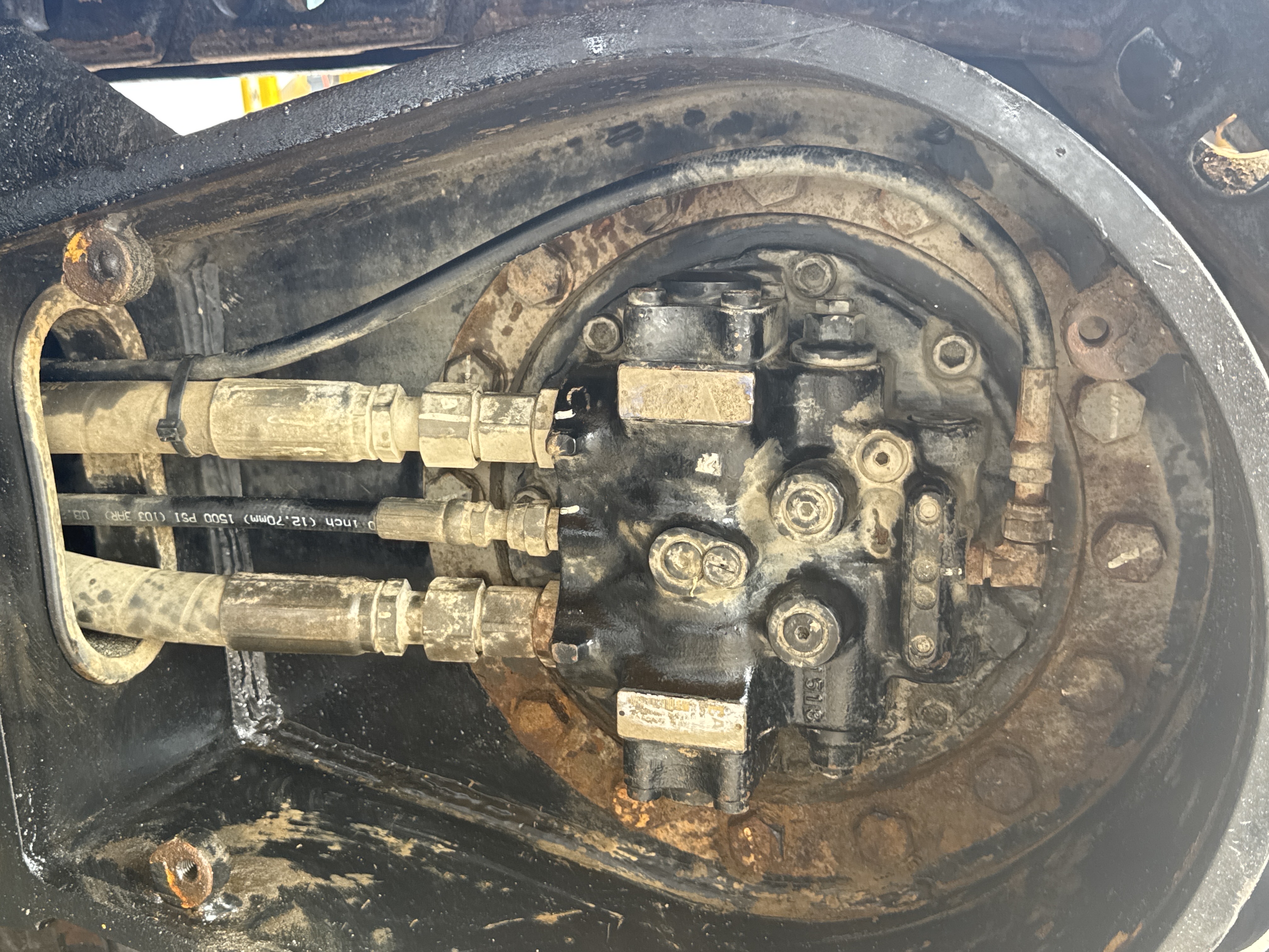 MDX-010-Cat-323D3-Medium-excavators-inspection-Undercarriage-Final-drive-2