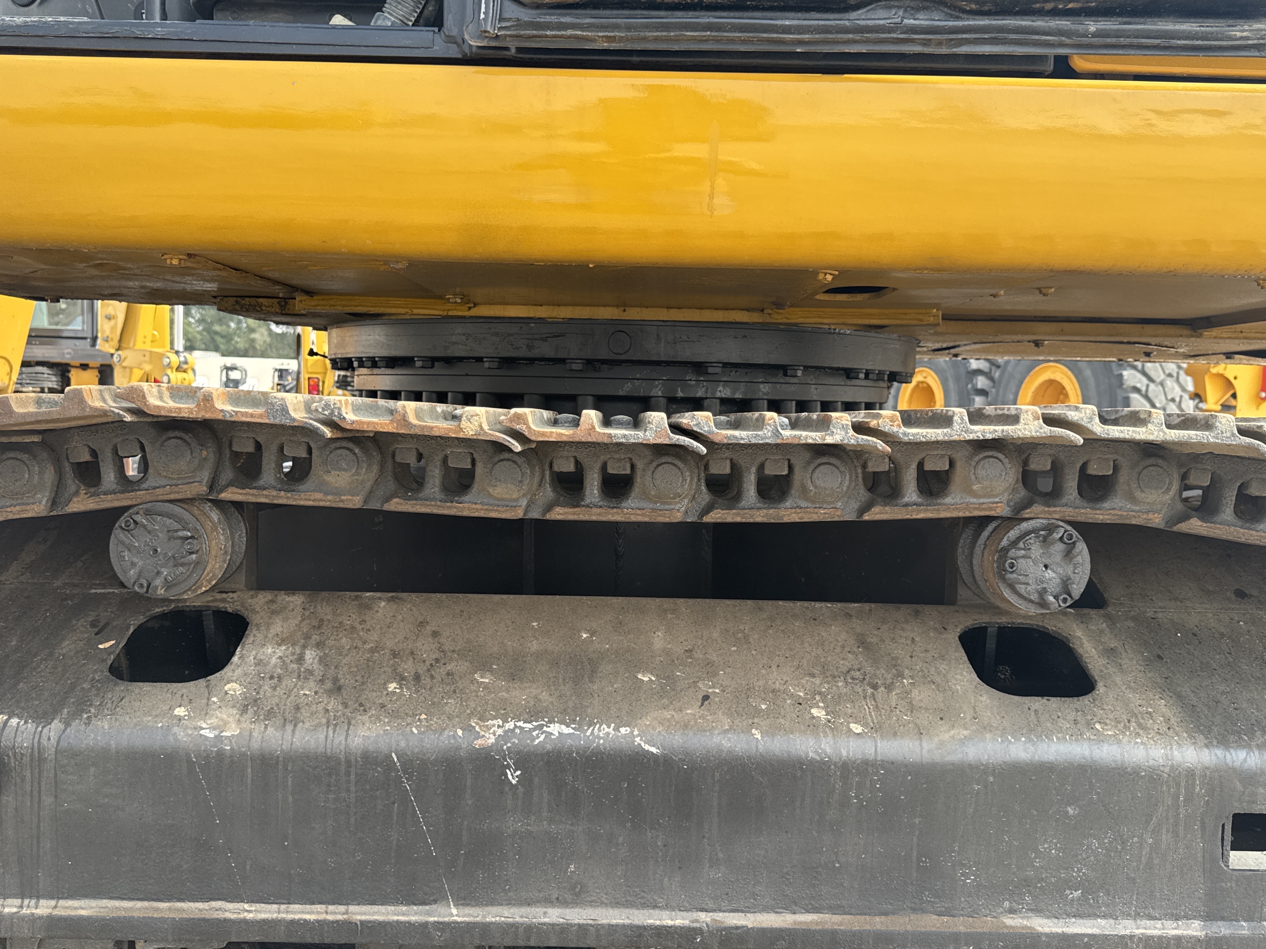 MDX-010-Cat-323D3-Medium-excavators-inspection-Undercarriage-Left-carrier-rollers-2