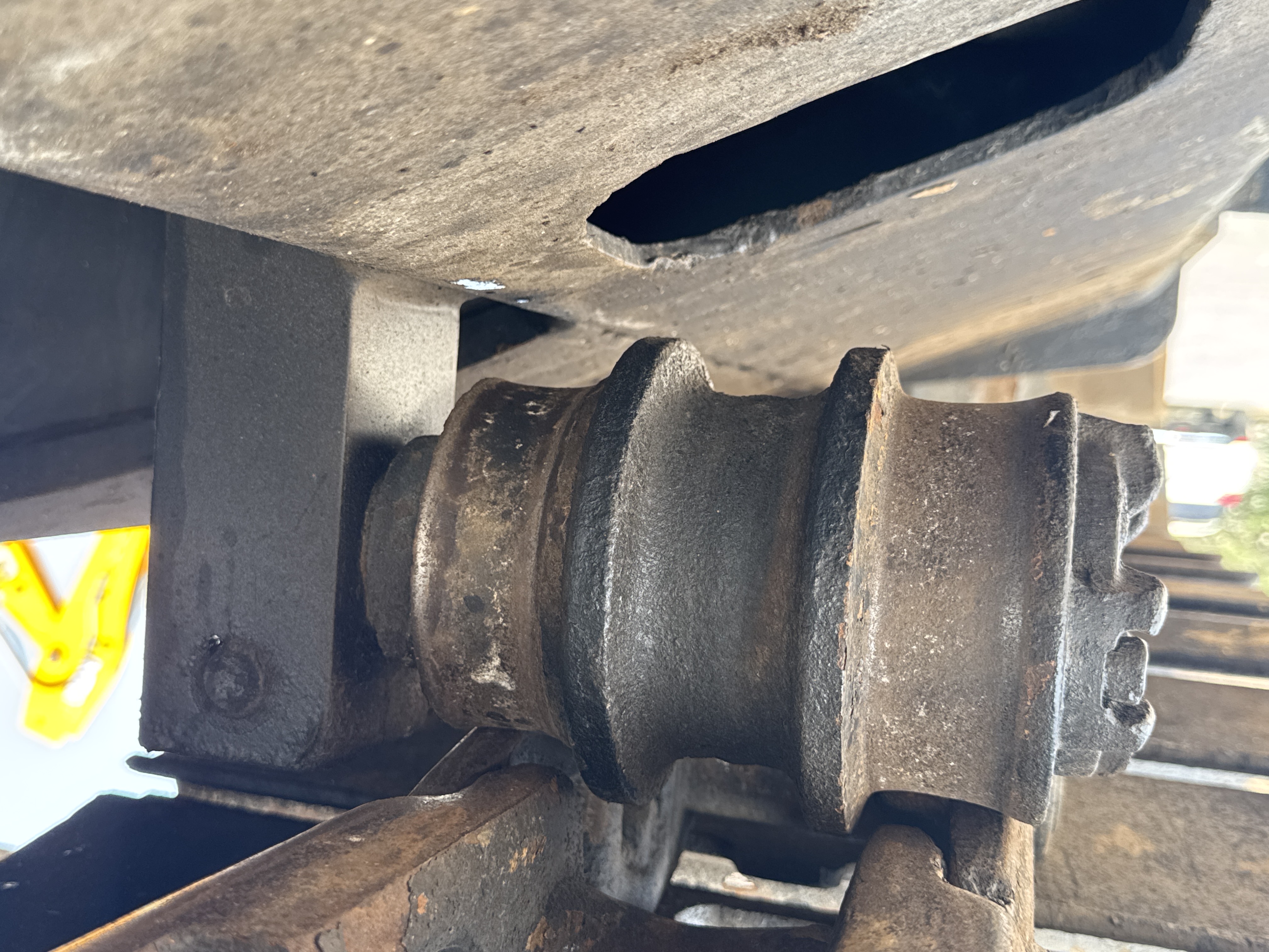 MDX-010-Cat-323D3-Medium-excavators-inspection-Undercarriage-Left-carrier-rollers-2