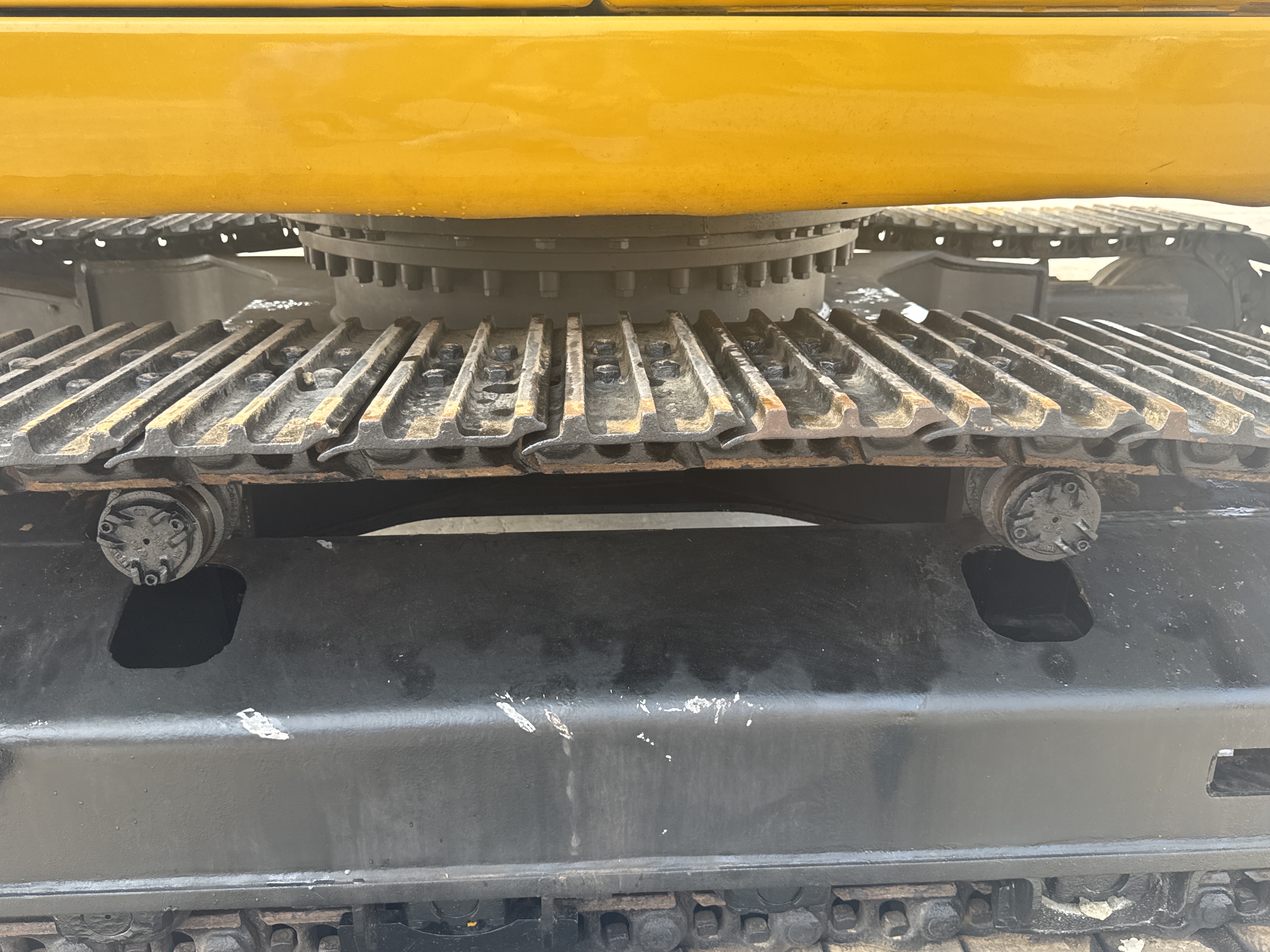 MDX-010-Cat-323D3-Medium-excavators-inspection-Undercarriage-Right-carrier-rollers-2