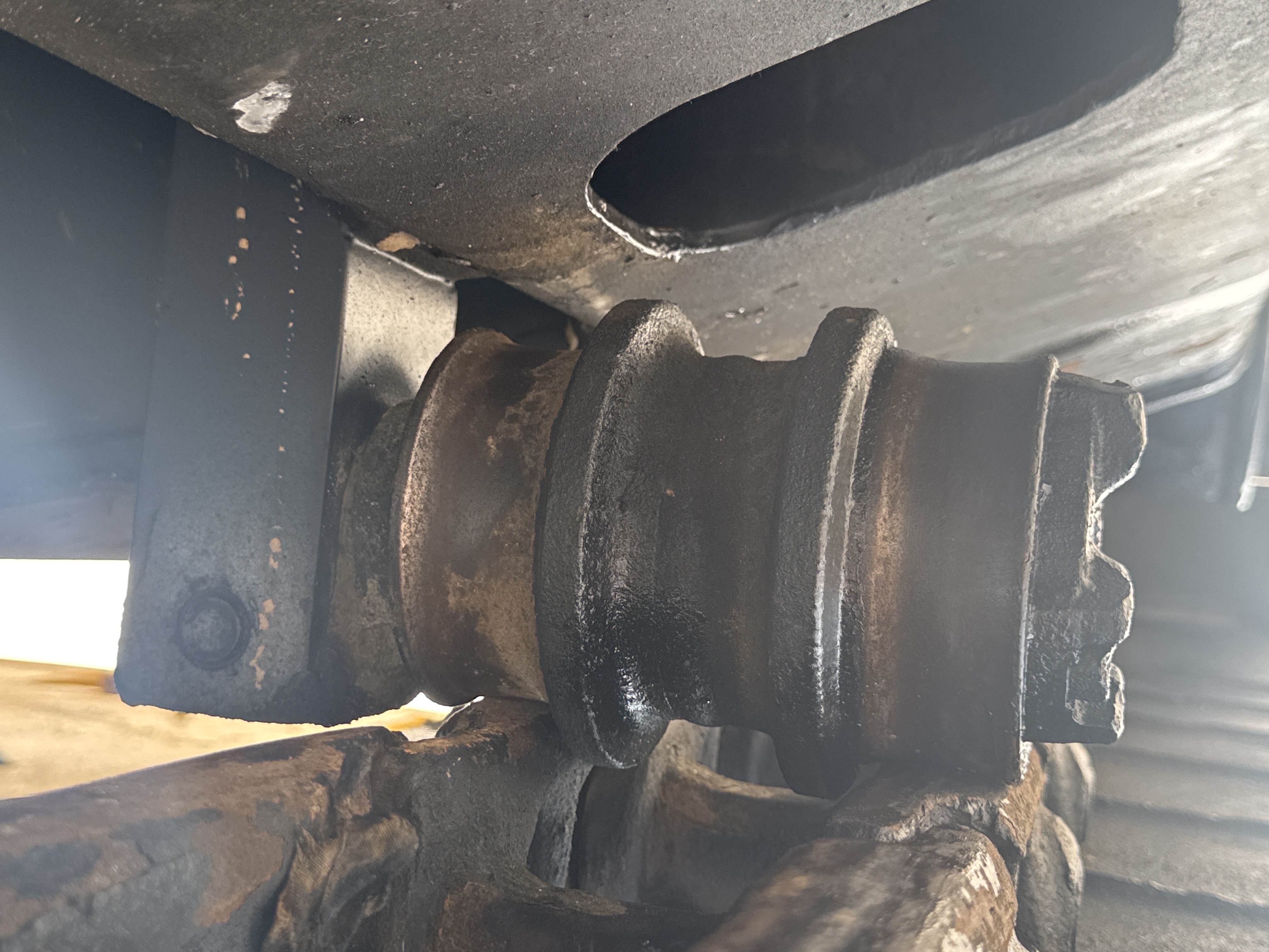 MDX-010-Cat-323D3-Medium-excavators-inspection-Undercarriage-Right-carrier-rollers-2