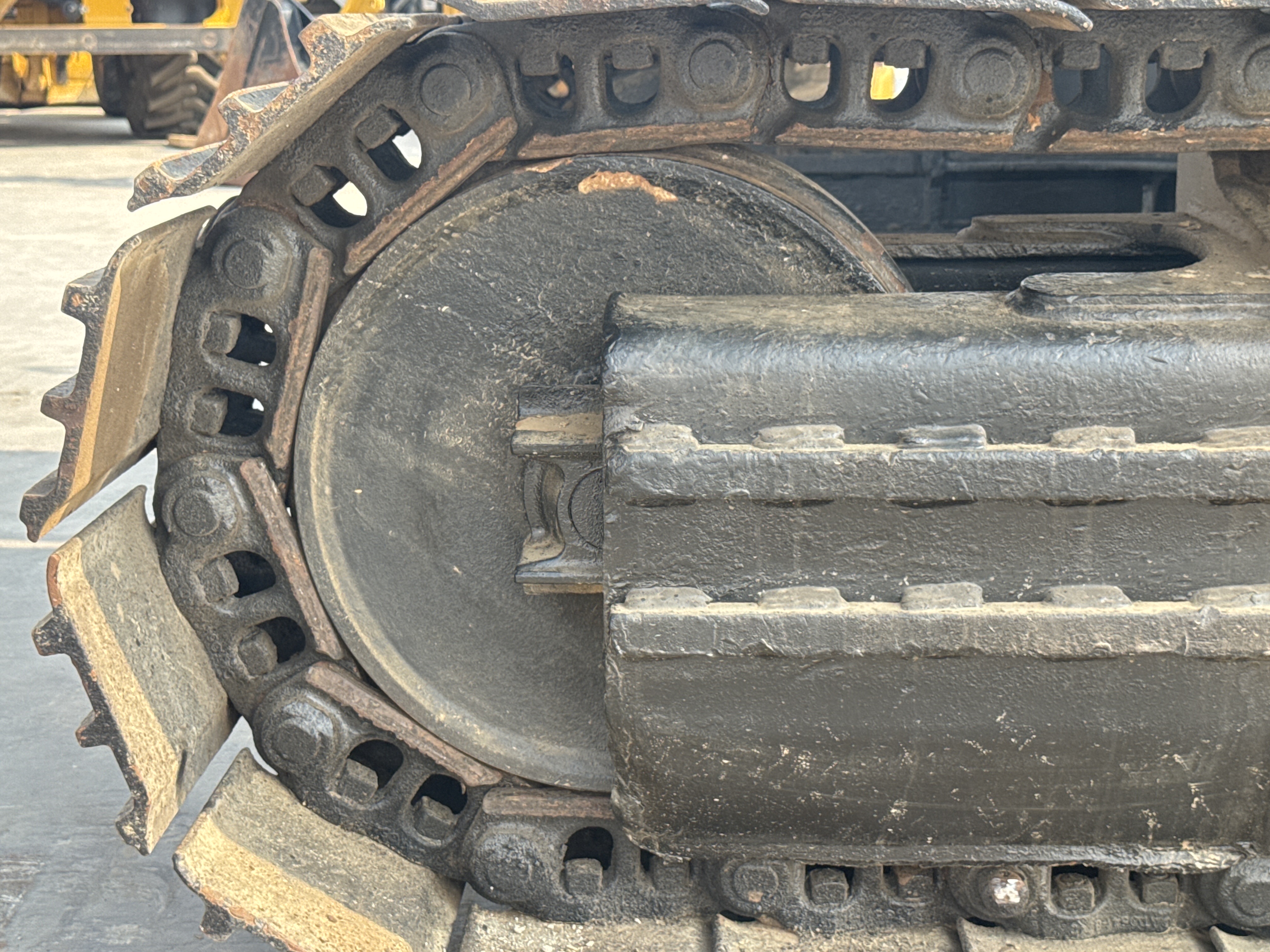 MDX-010-Cat-323D3-Medium-excavators-inspection-Undercarriage-left-idler-2