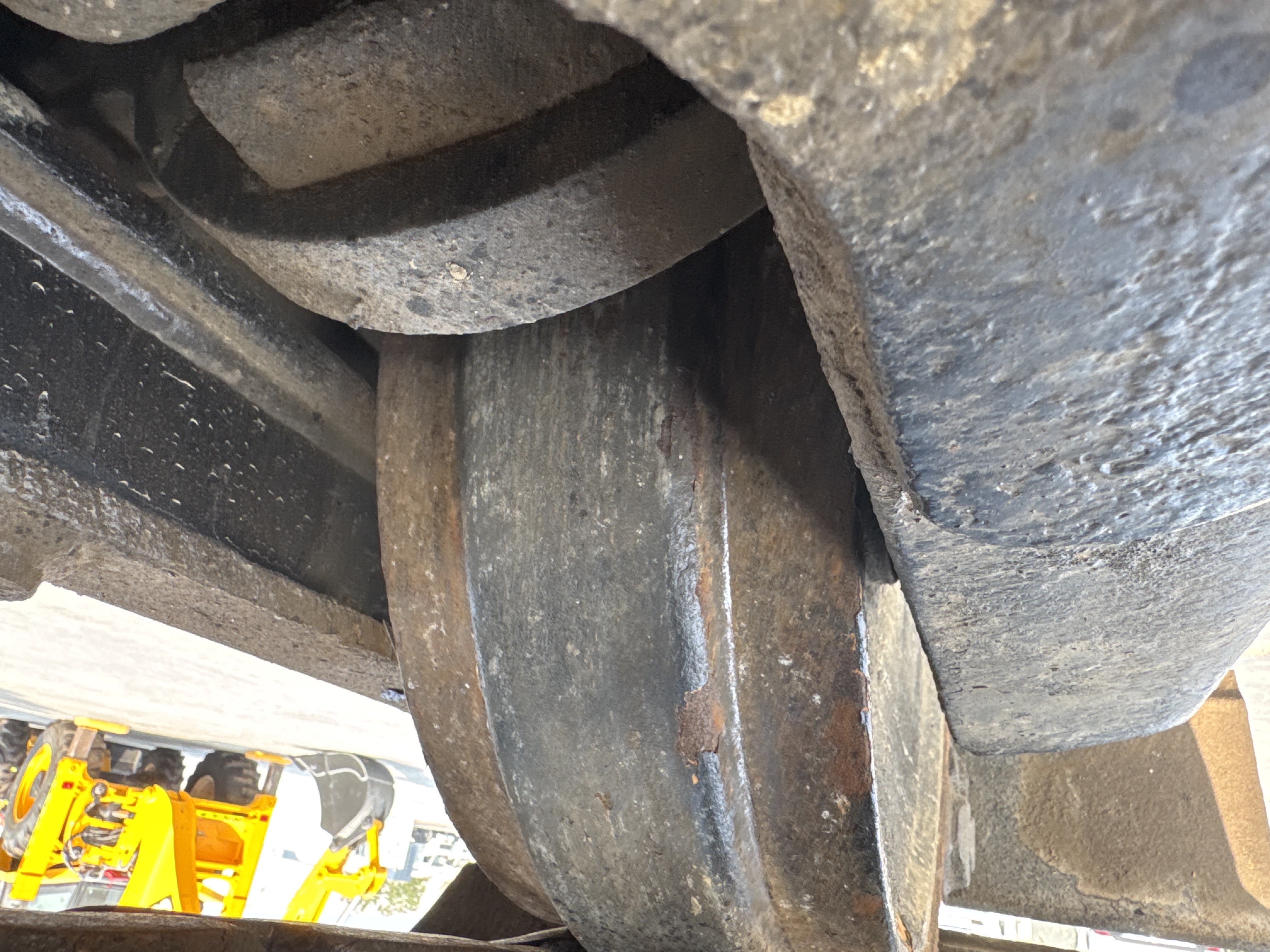 MDX-010-Cat-323D3-Medium-excavators-inspection-Undercarriage-left-idler-2