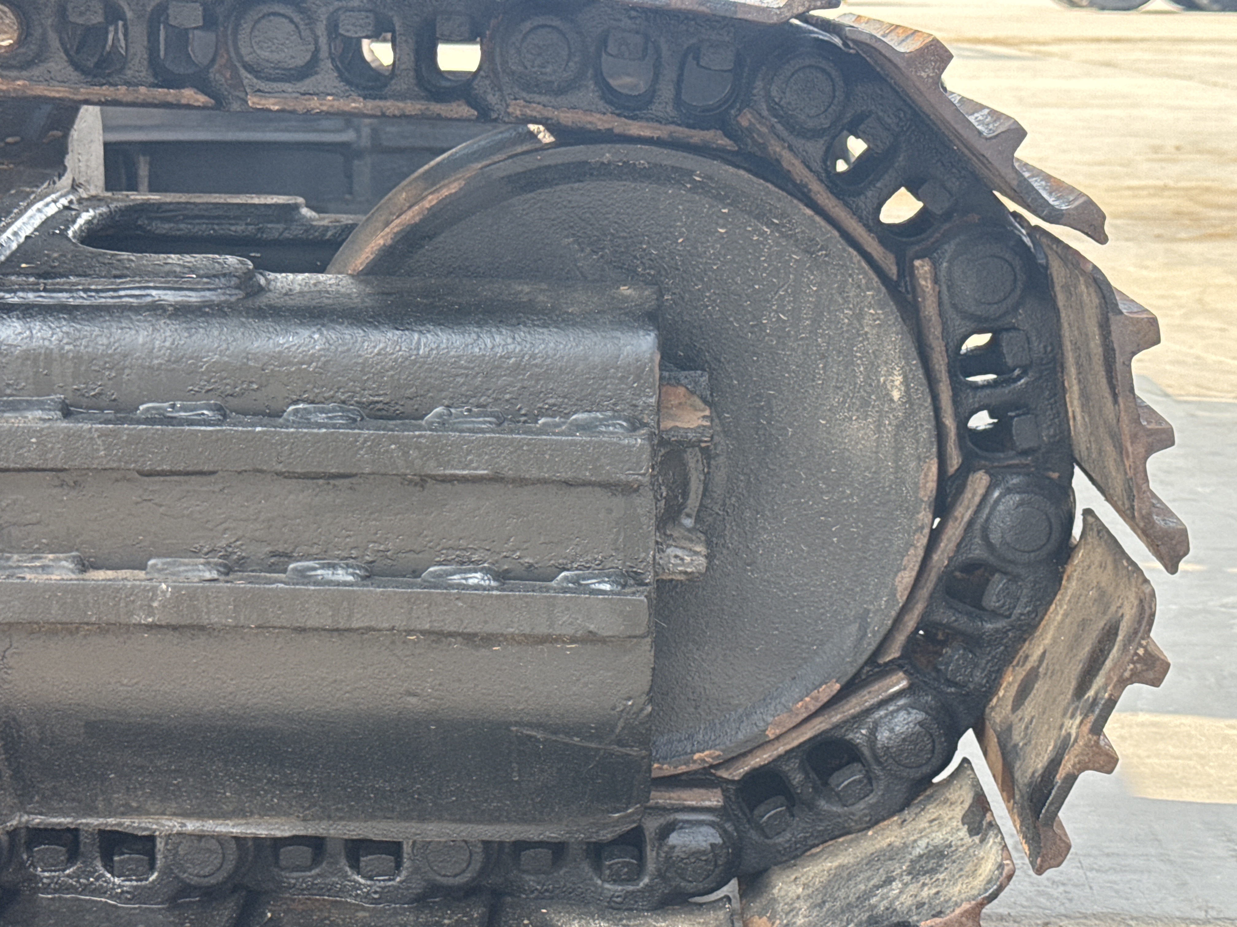 MDX-010-Cat-323D3-Medium-excavators-inspection-Undercarriage-Right-idler-2