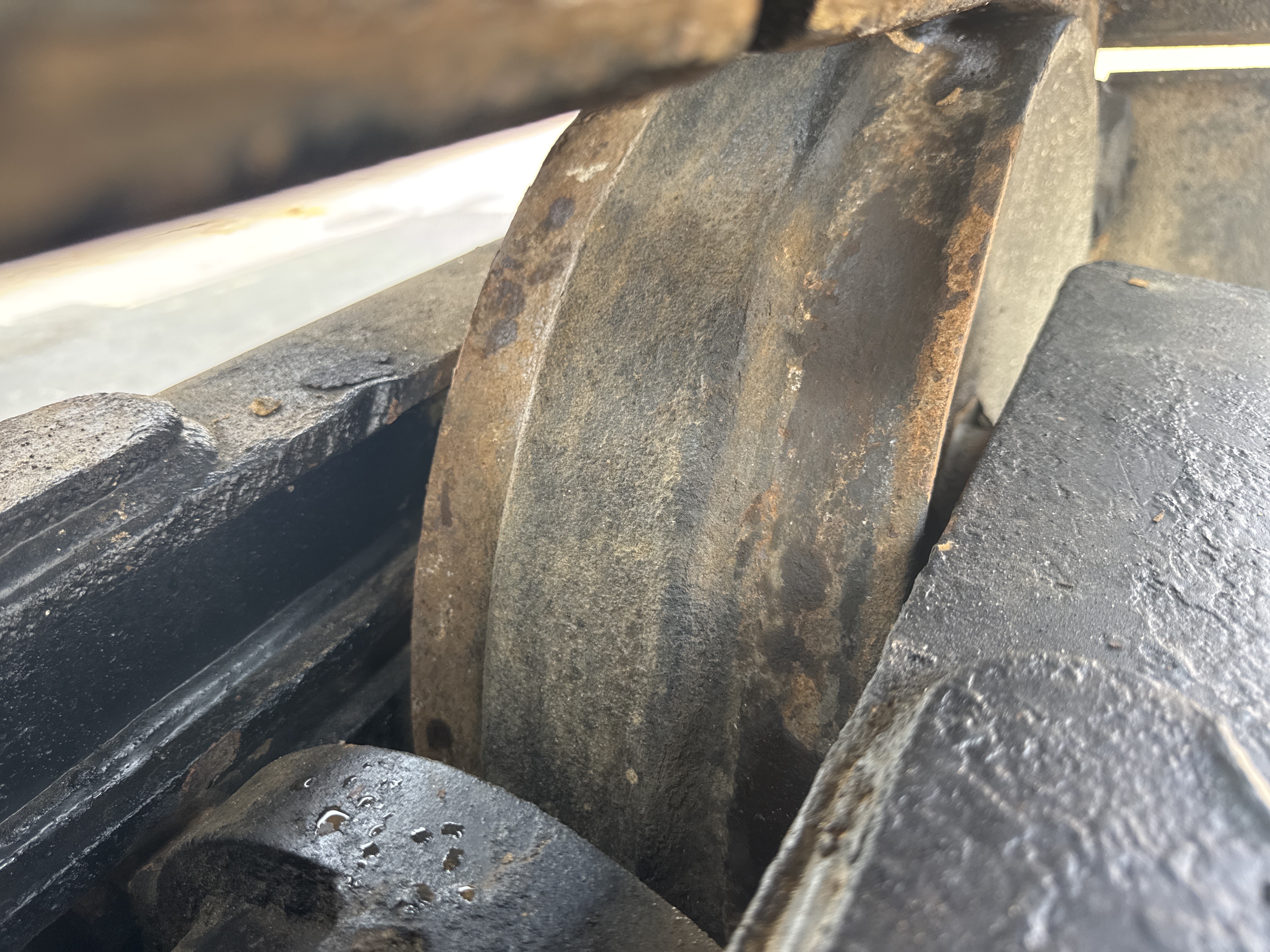 MDX-010-Cat-323D3-Medium-excavators-inspection-Undercarriage-Right-idler-2