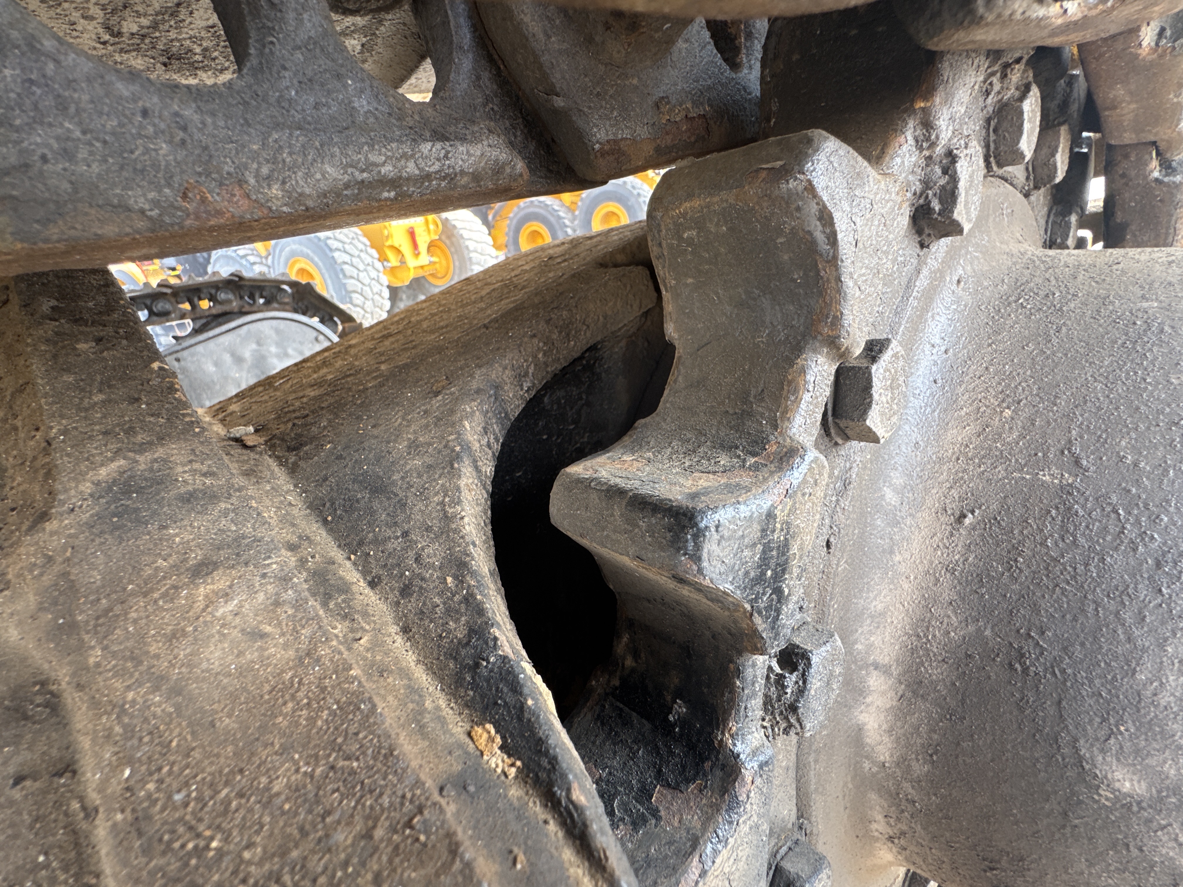 MDX-010-Cat-323D3-Medium-excavators-inspection-Undercarriage-Left-sprocket-2