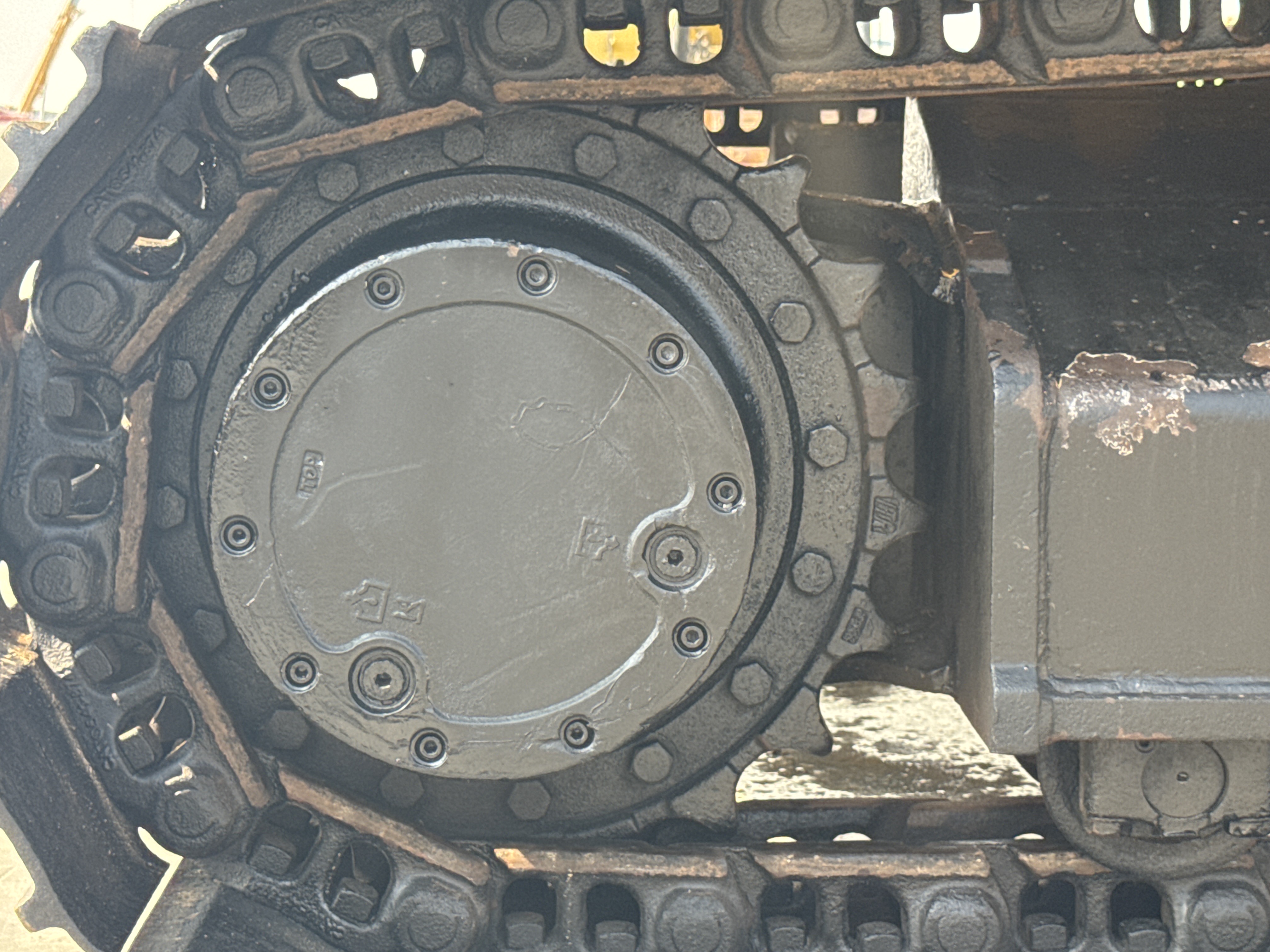 MDX-010-Cat-323D3-Medium-excavators-inspection-Undercarriage-Right-sprocket-2