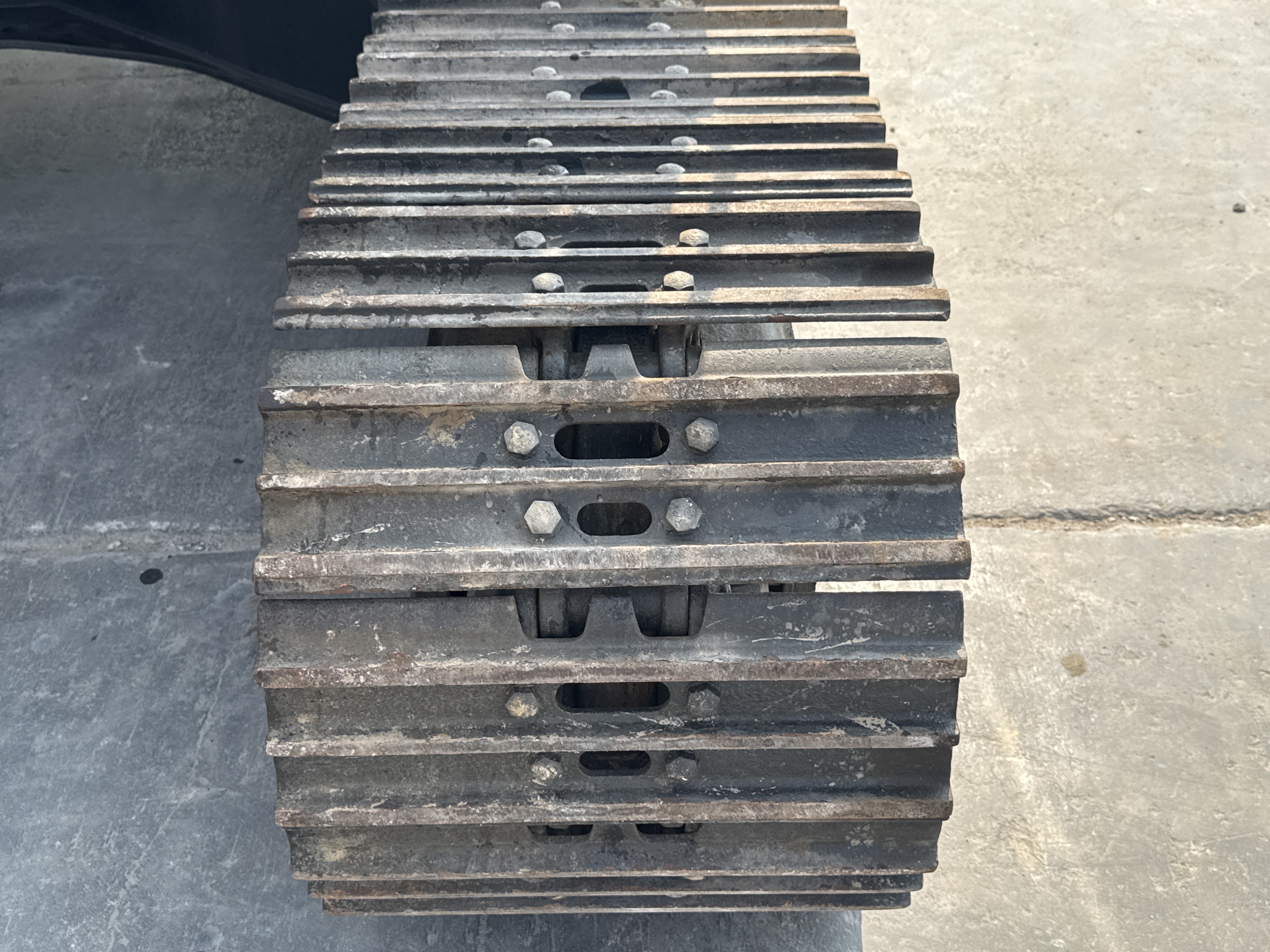 MDX-010-Cat-323D3-Medium-excavators-inspection-Undercarriage-Left-track-shoes-2