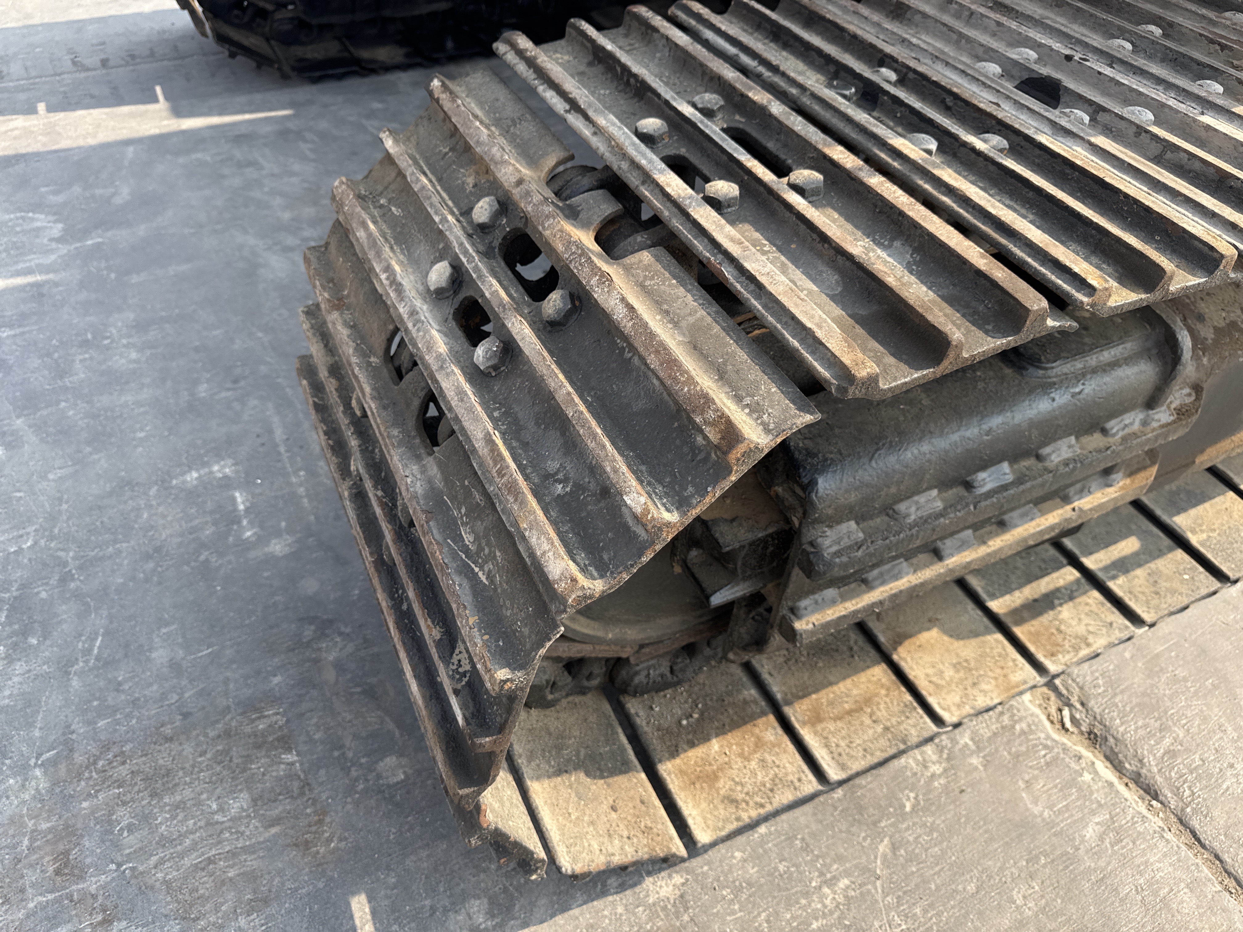 MDX-010-Cat-323D3-Medium-excavators-inspection-Undercarriage-Left-track-shoes-2