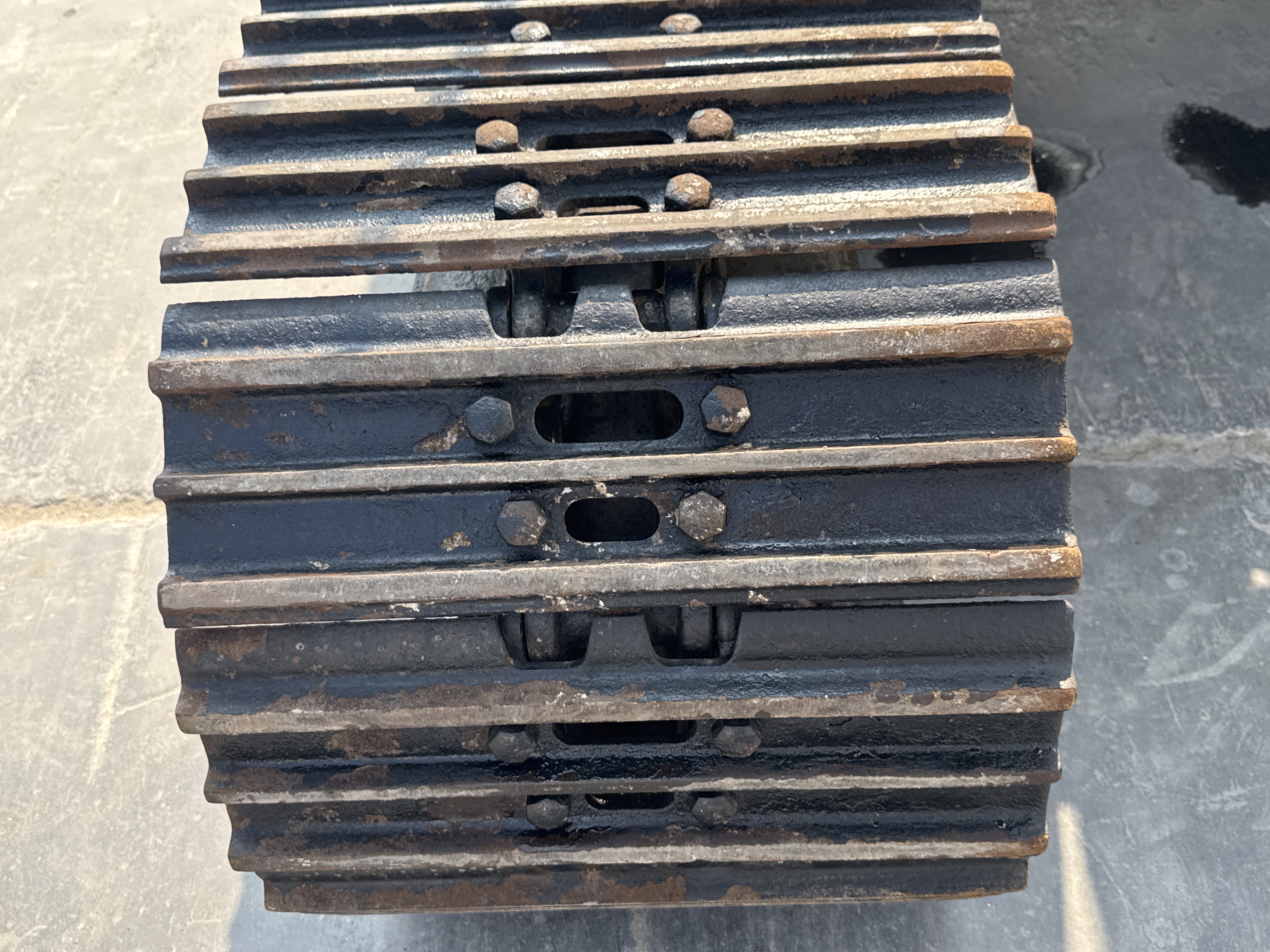 MDX-010-Cat-323D3-Medium-excavators-inspection-Undercarriage-Right-track-shoes-2