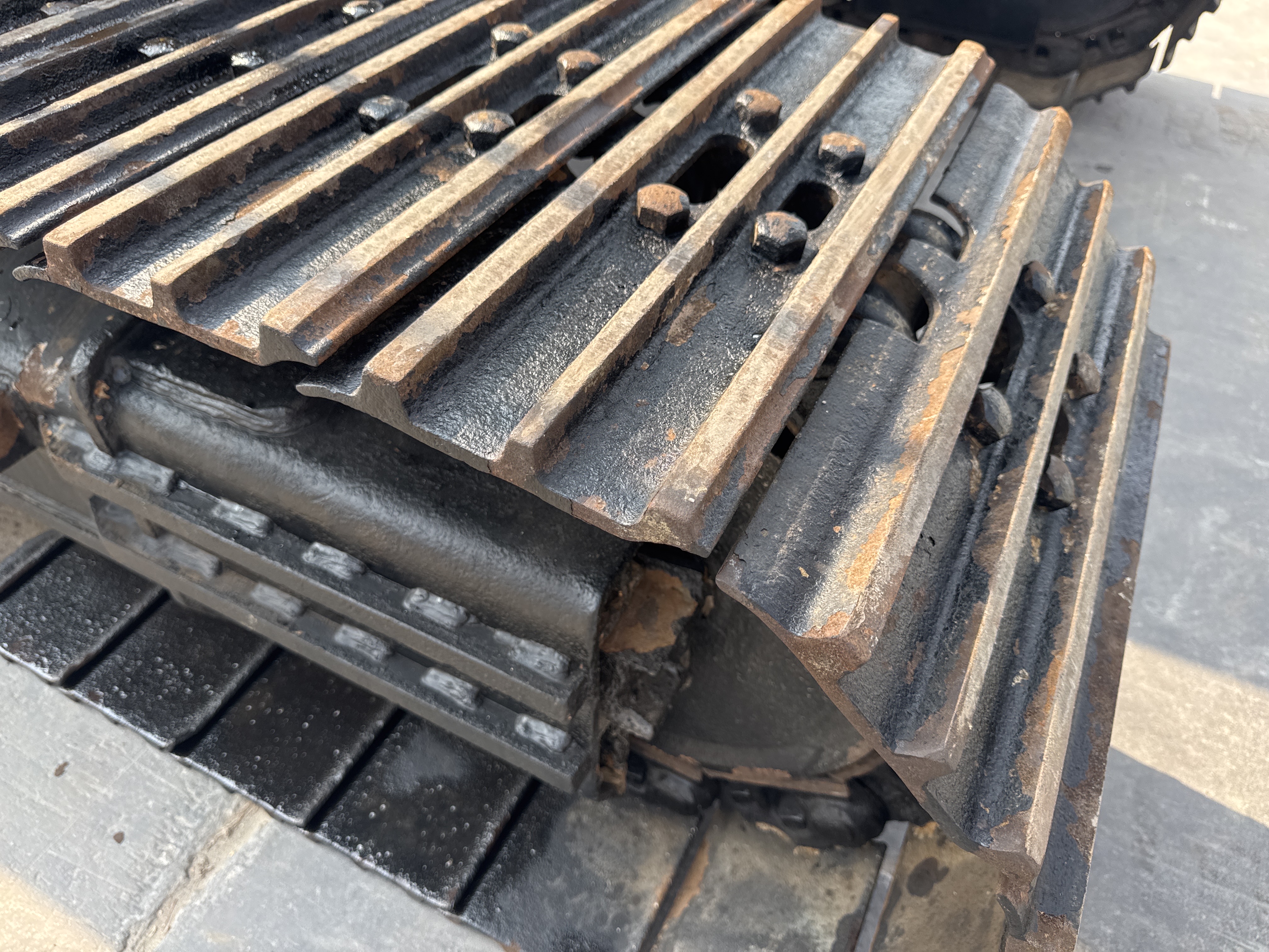 MDX-010-Cat-323D3-Medium-excavators-inspection-Undercarriage-Right-track-shoes-2