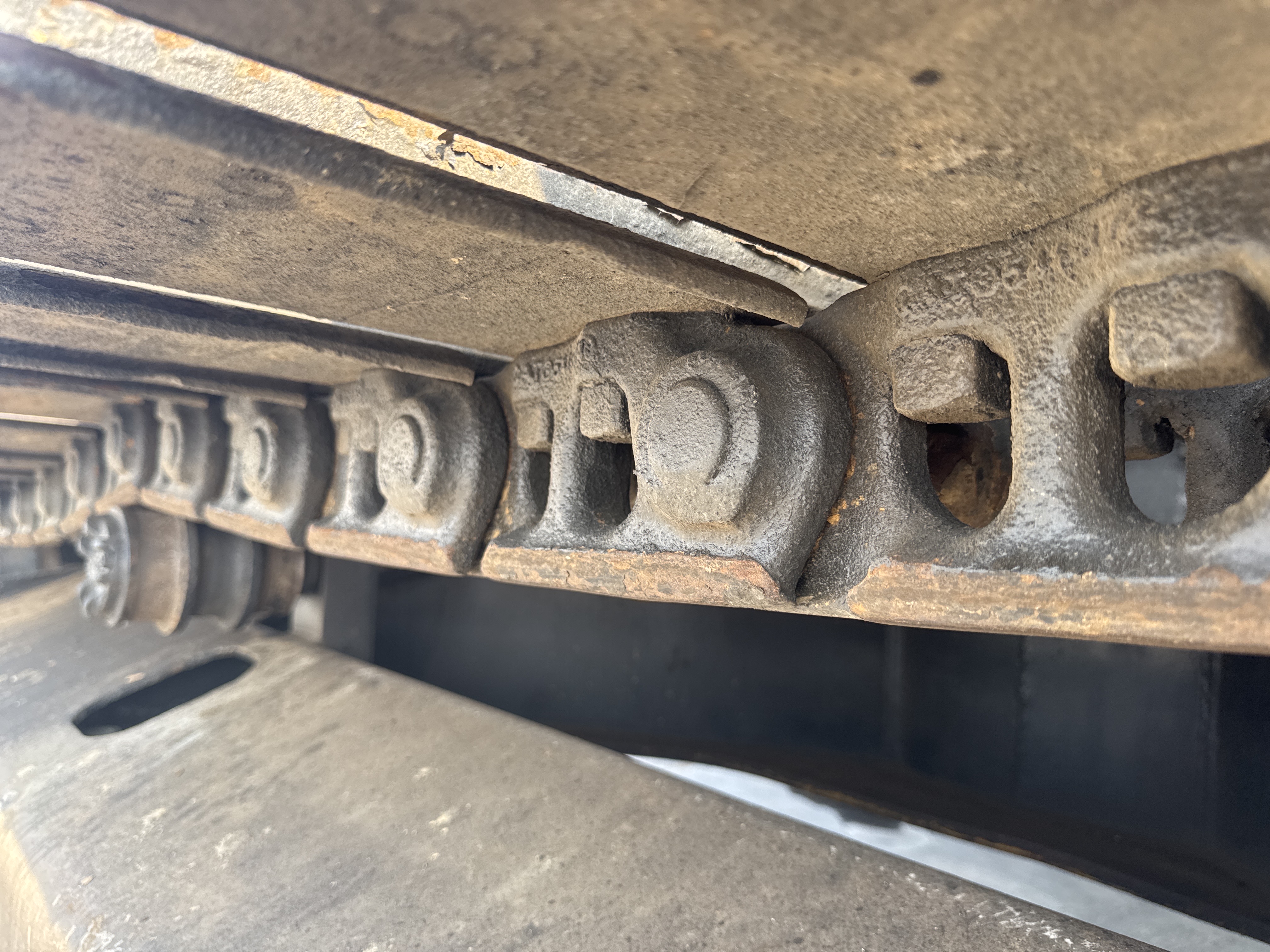 MDX-010-Cat-323D3-Medium-excavators-inspection-Undercarriage-Left-track-chain-2