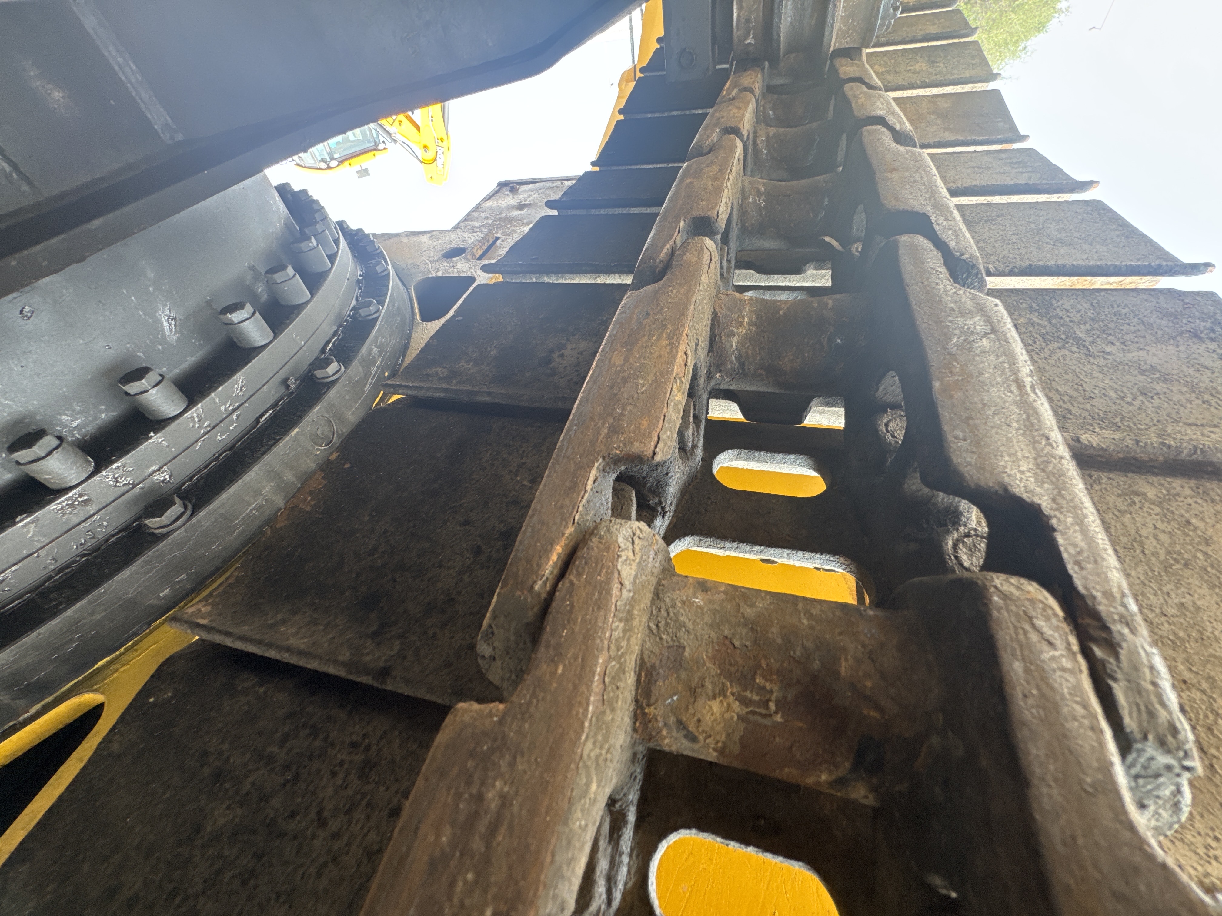 MDX-010-Cat-323D3-Medium-excavators-inspection-Undercarriage-Left-track-chain-2