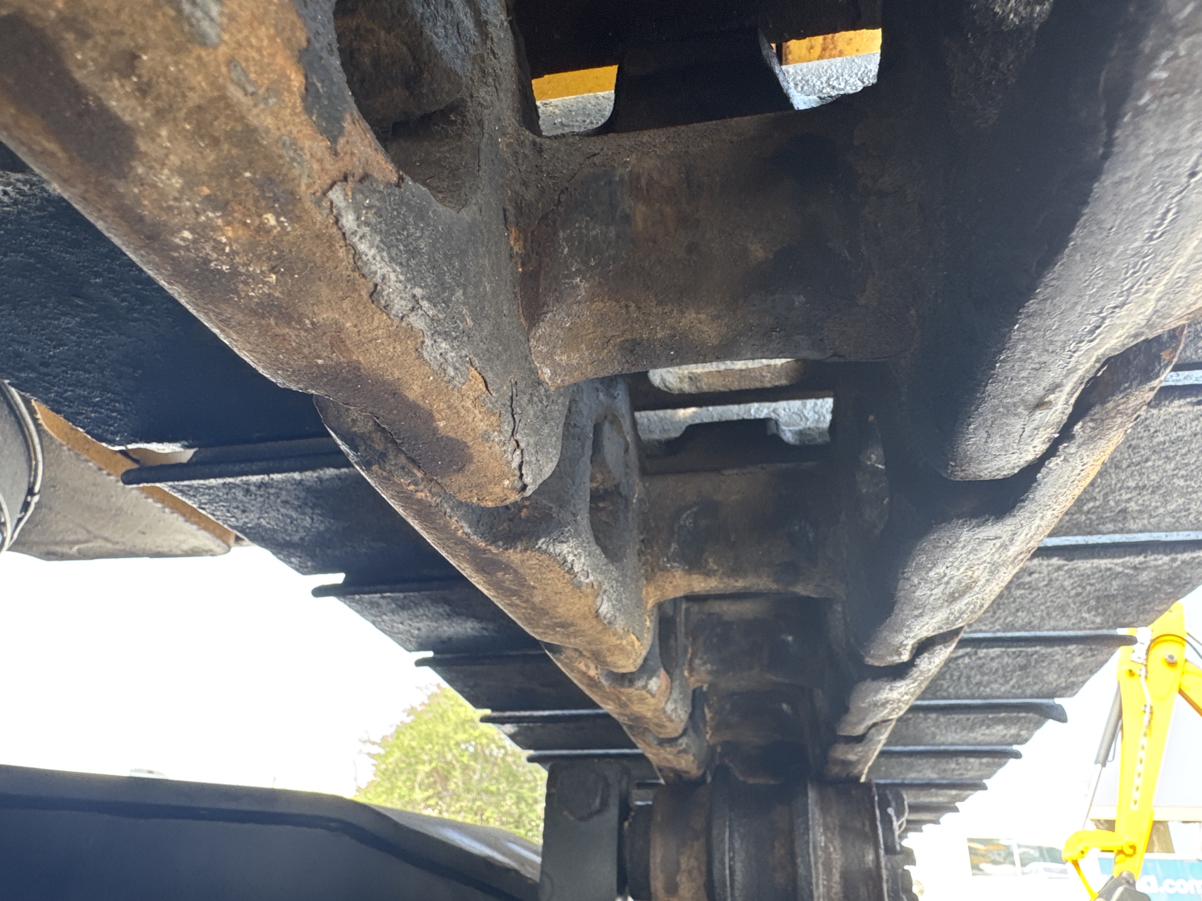 MDX-010-Cat-323D3-Medium-excavators-inspection-Undercarriage-Right-track-chain-2