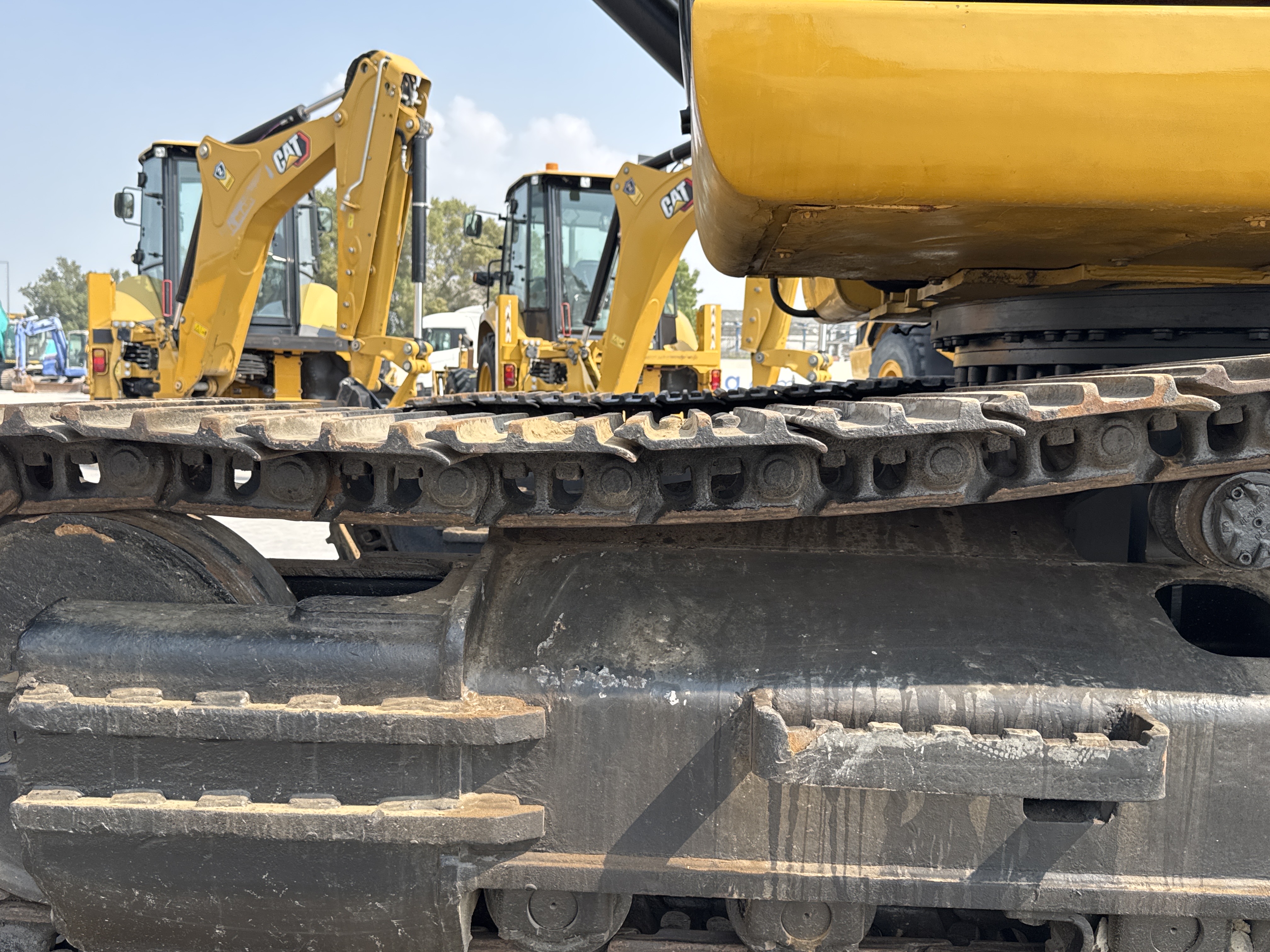 MDX-010-Cat-323D3-Medium-excavators-inspection-Undercarriage-Left-track-tensioner-2