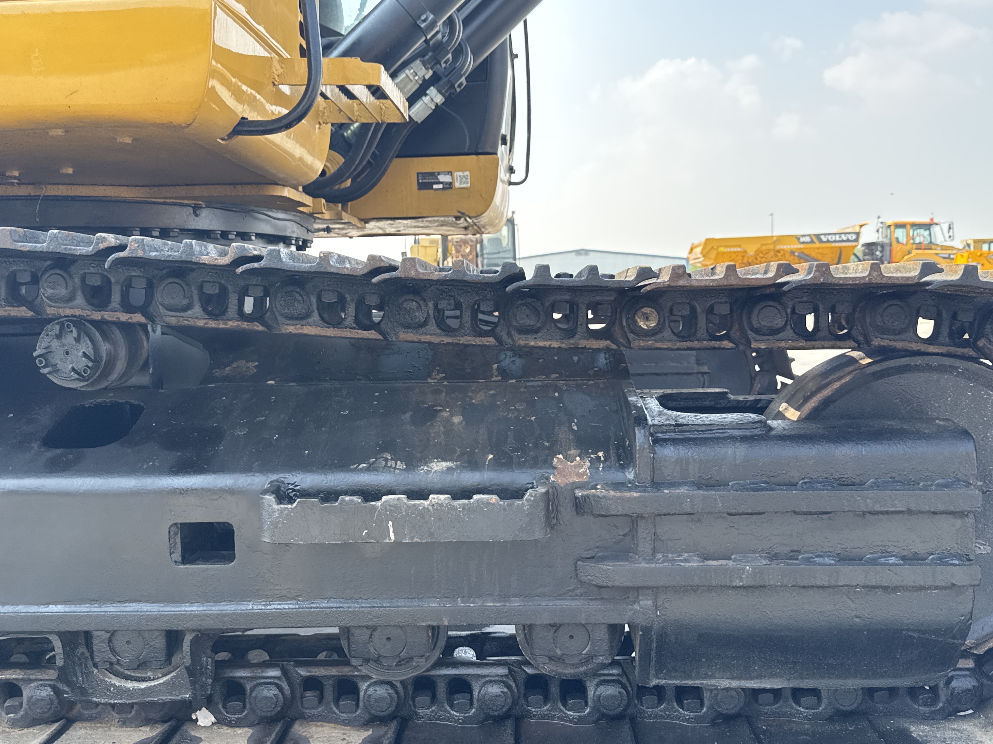 MDX-010-Cat-323D3-Medium-excavators-inspection-Undercarriage-Right-track-tensioner-2
