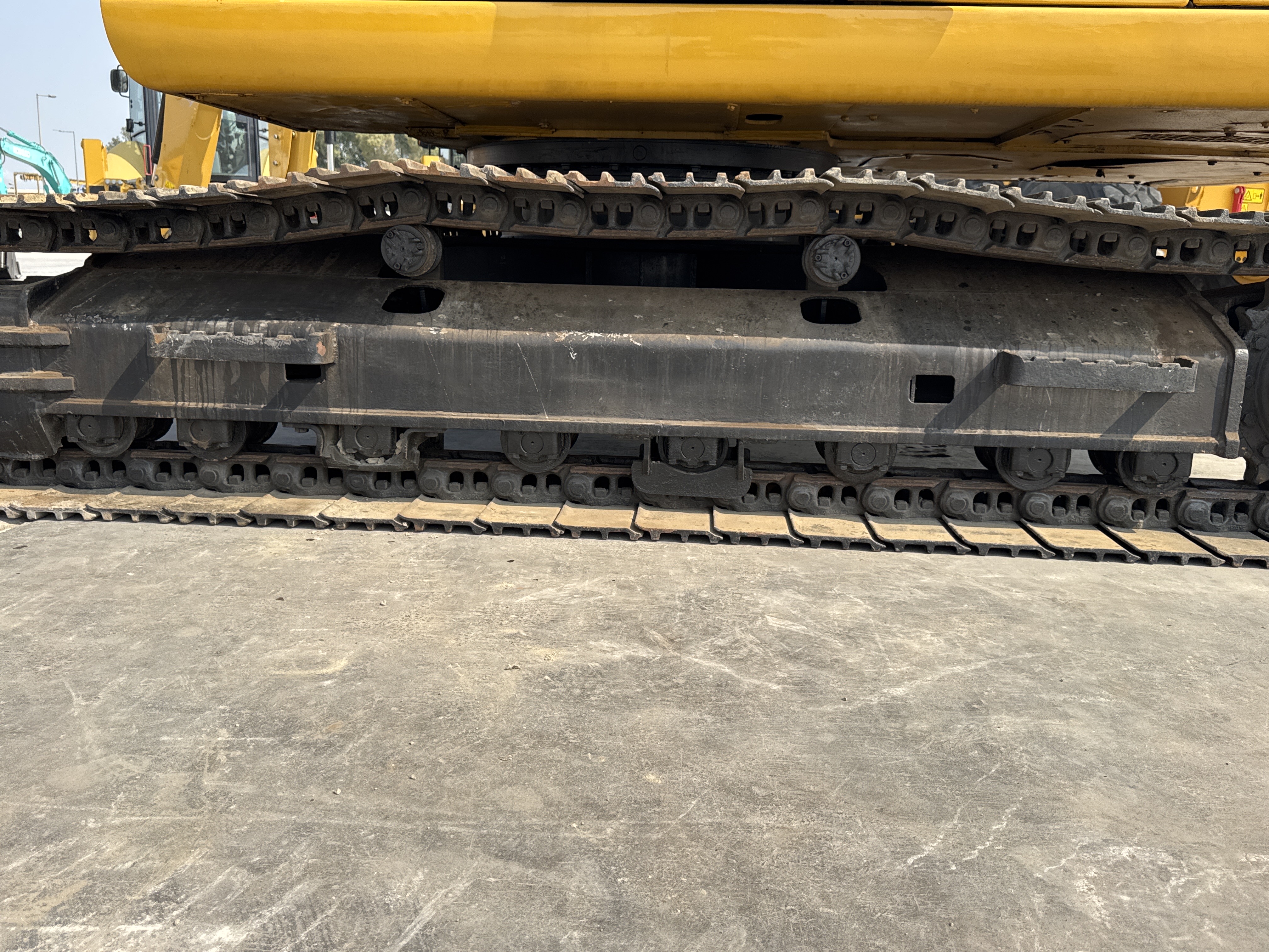 MDX-010-Cat-323D3-Medium-excavators-inspection-Undercarriage-Left-track-rollers-2