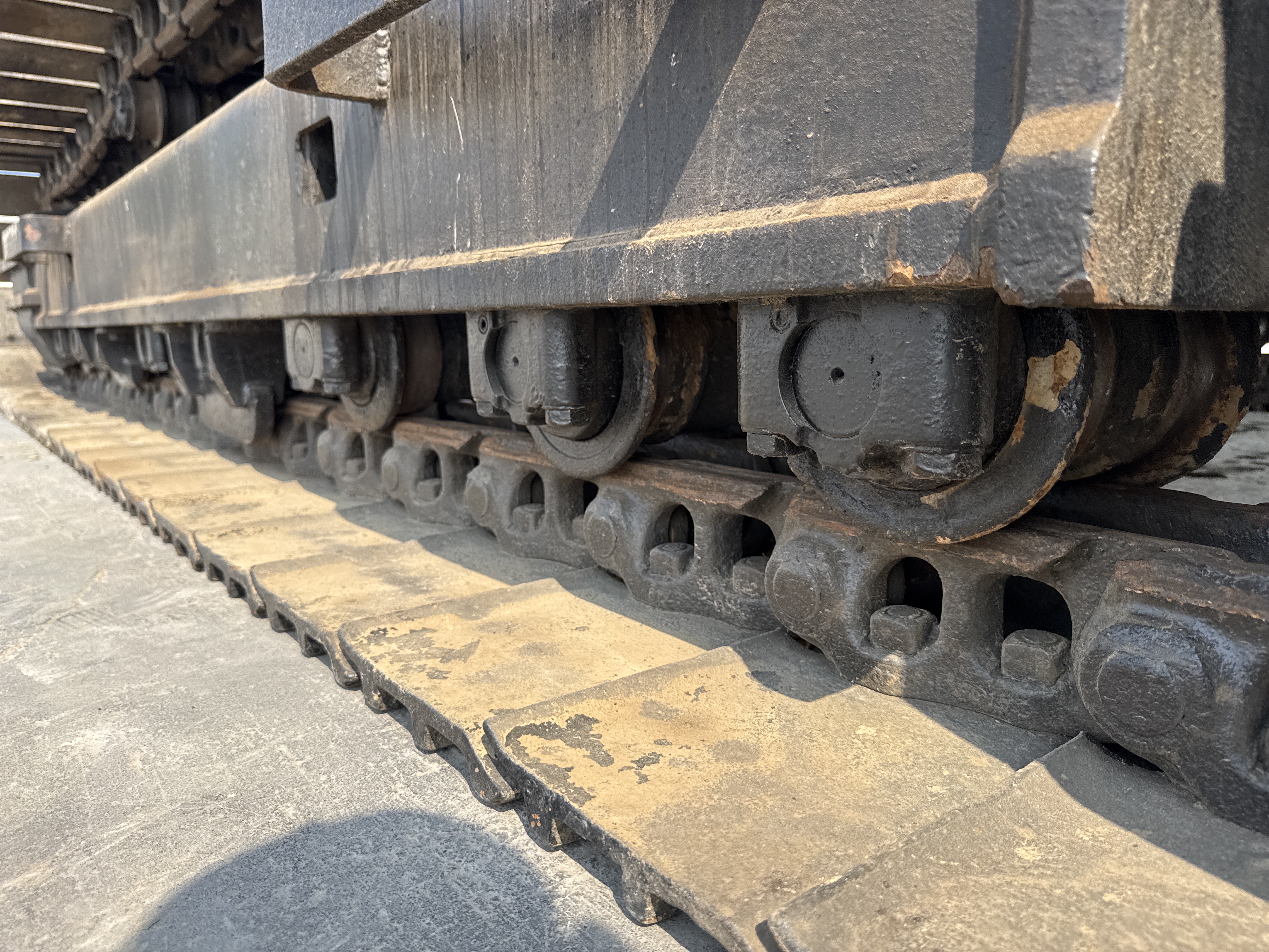 MDX-010-Cat-323D3-Medium-excavators-inspection-Undercarriage-Left-track-rollers-2
