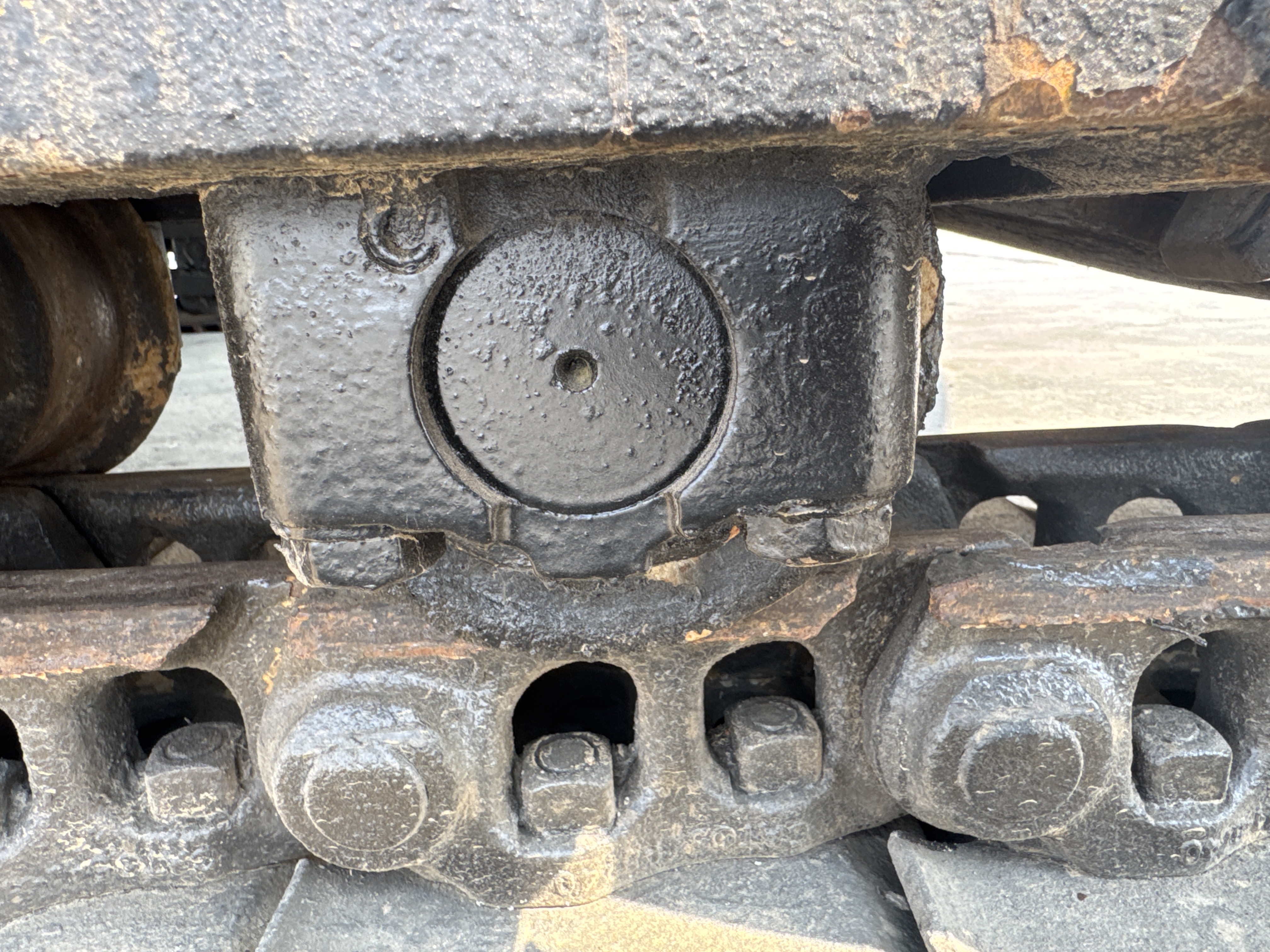 MDX-010-Cat-323D3-Medium-excavators-inspection-Undercarriage-Left-track-rollers-2