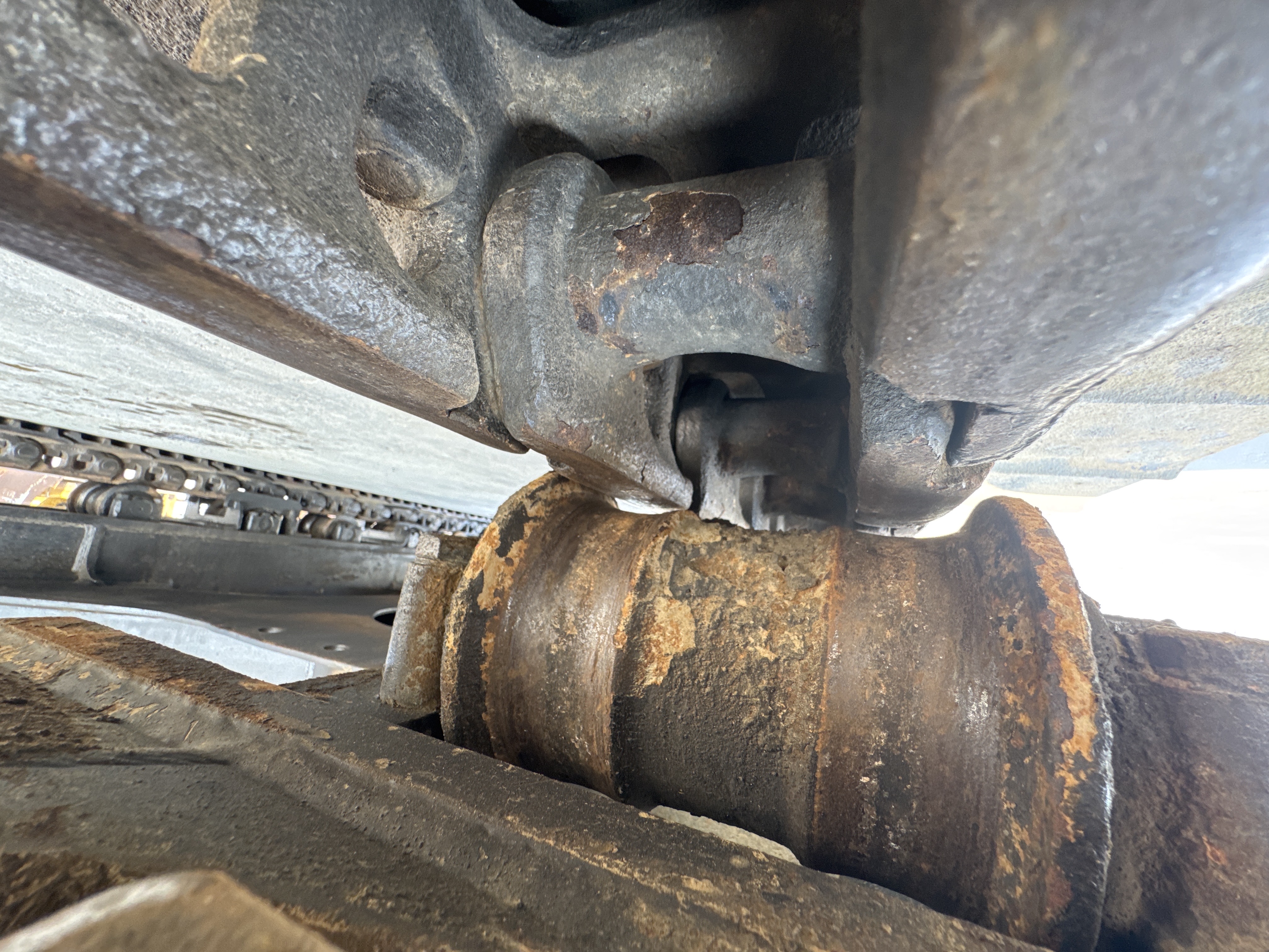MDX-010-Cat-323D3-Medium-excavators-inspection-Undercarriage-Left-track-rollers-2