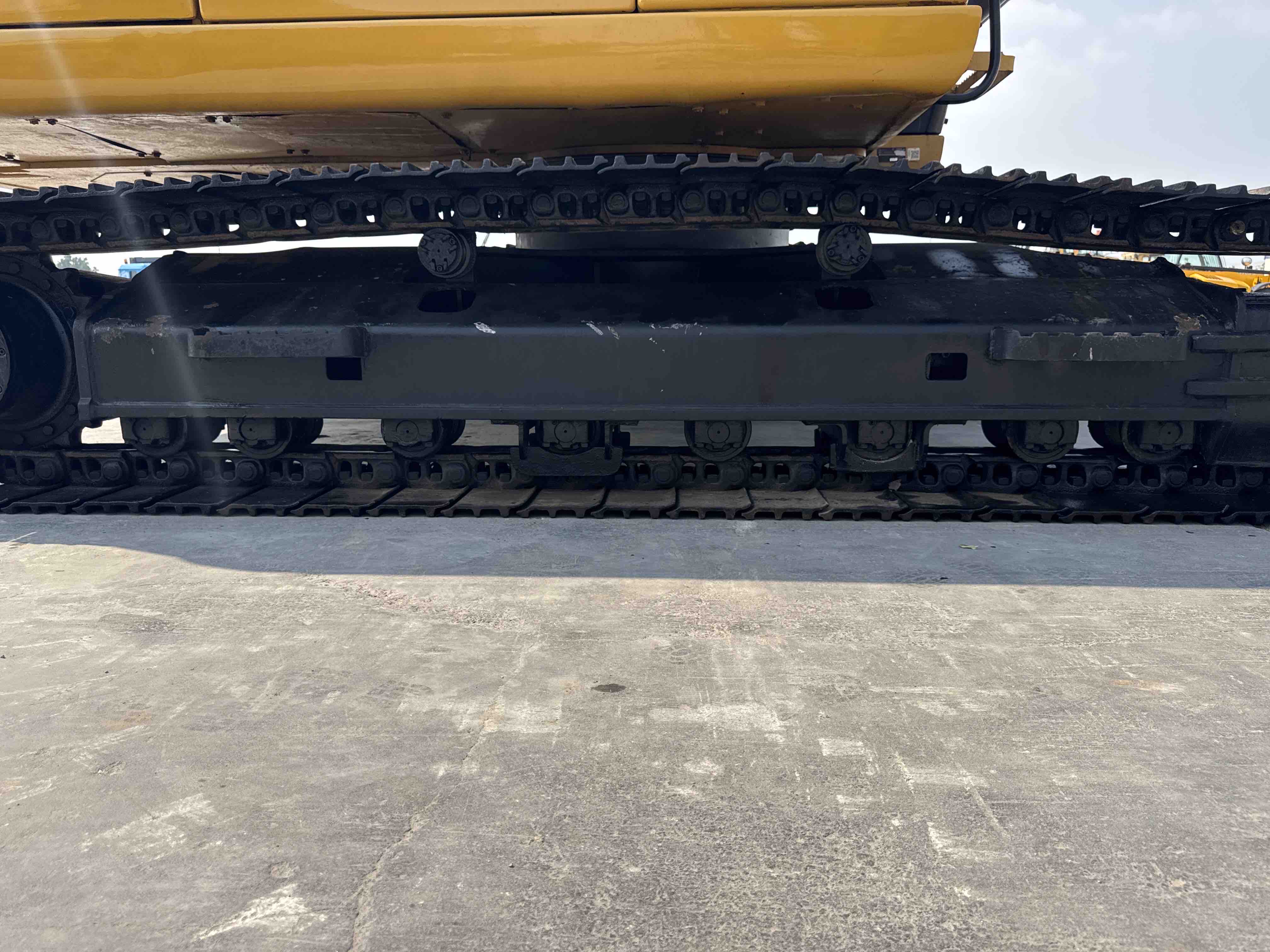 MDX-010-Cat-323D3-Medium-excavators-inspection-Undercarriage-Right-track-rollers-2