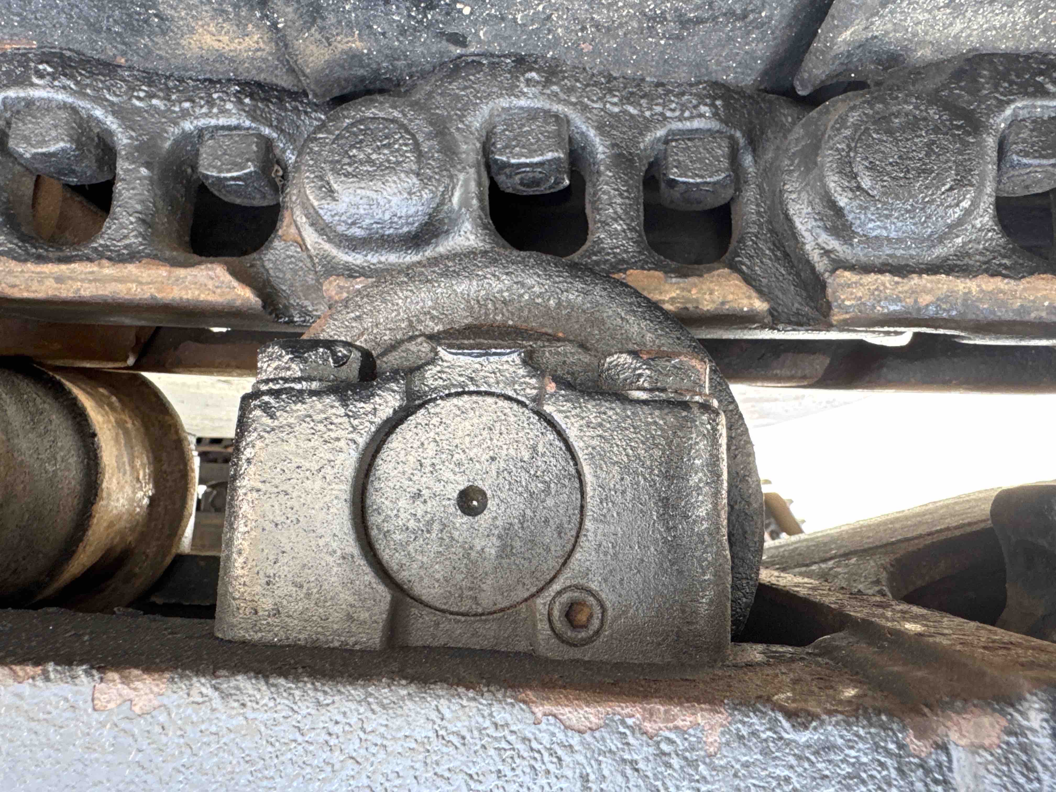 MDX-010-Cat-323D3-Medium-excavators-inspection-Undercarriage-Right-track-rollers-2