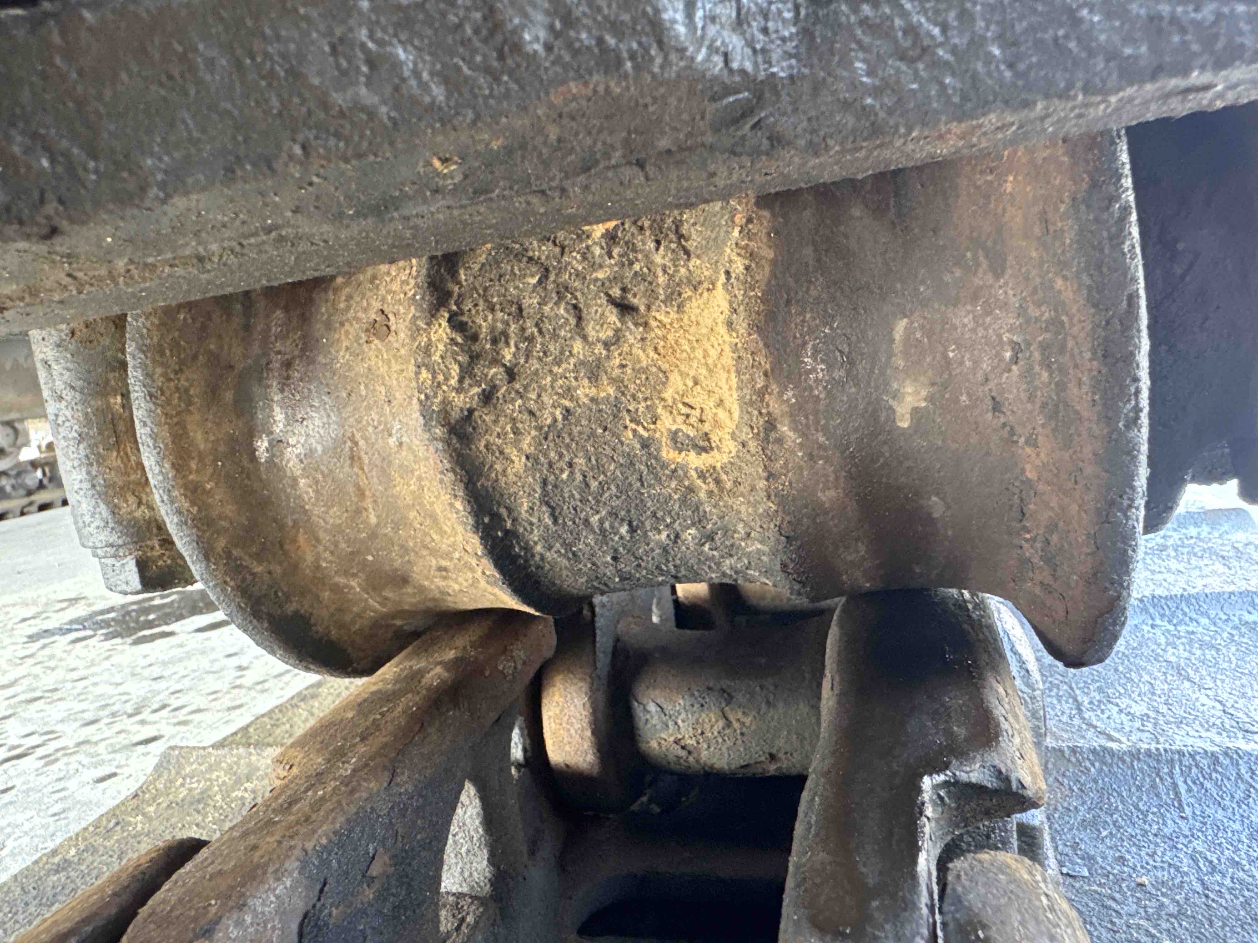 MDX-010-Cat-323D3-Medium-excavators-inspection-Undercarriage-Right-track-rollers-2