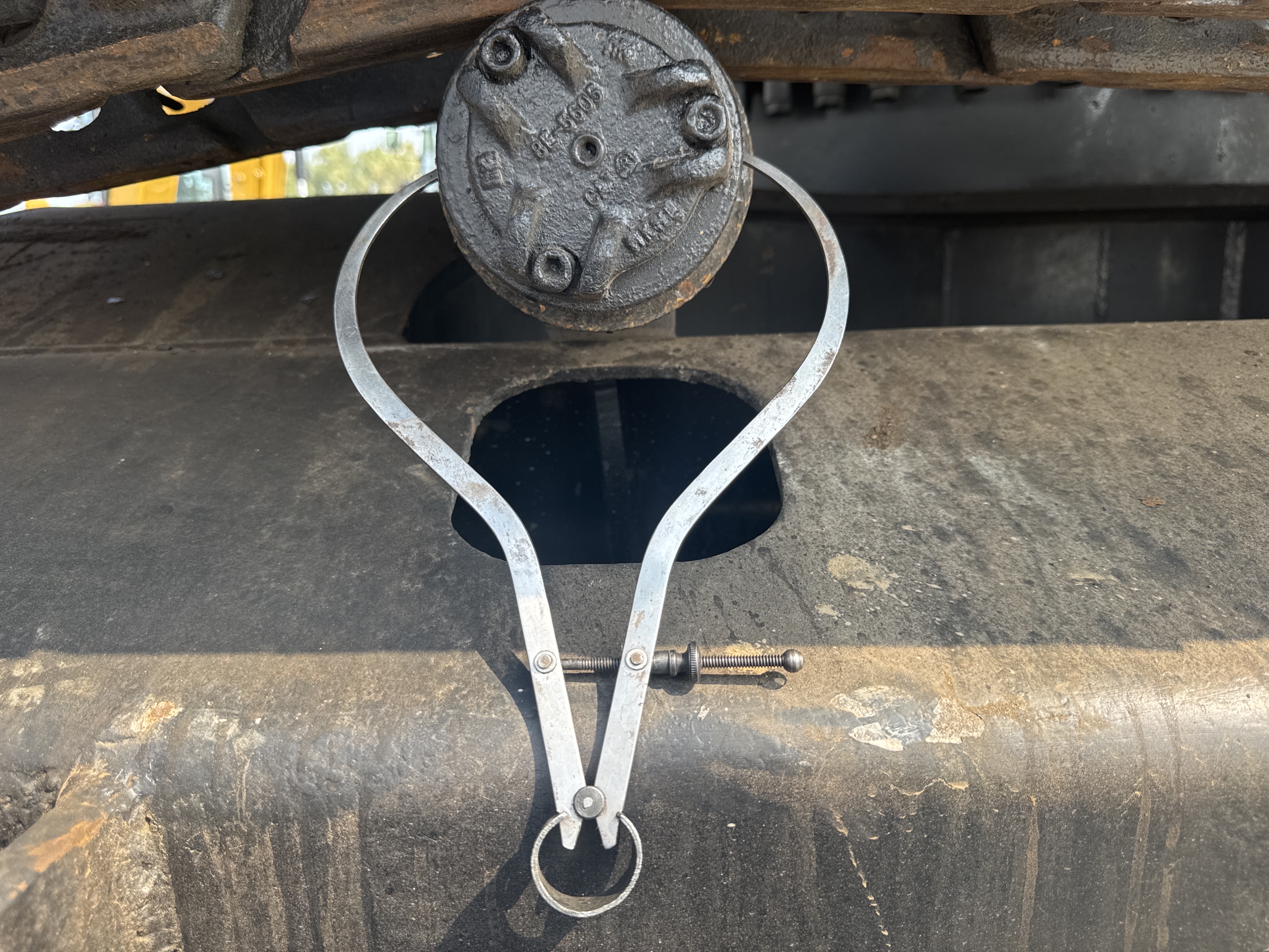 MDX-010-Cat-323D3-Medium-excavators-inspection-Undercarriage-Left-carrier-rollers-3