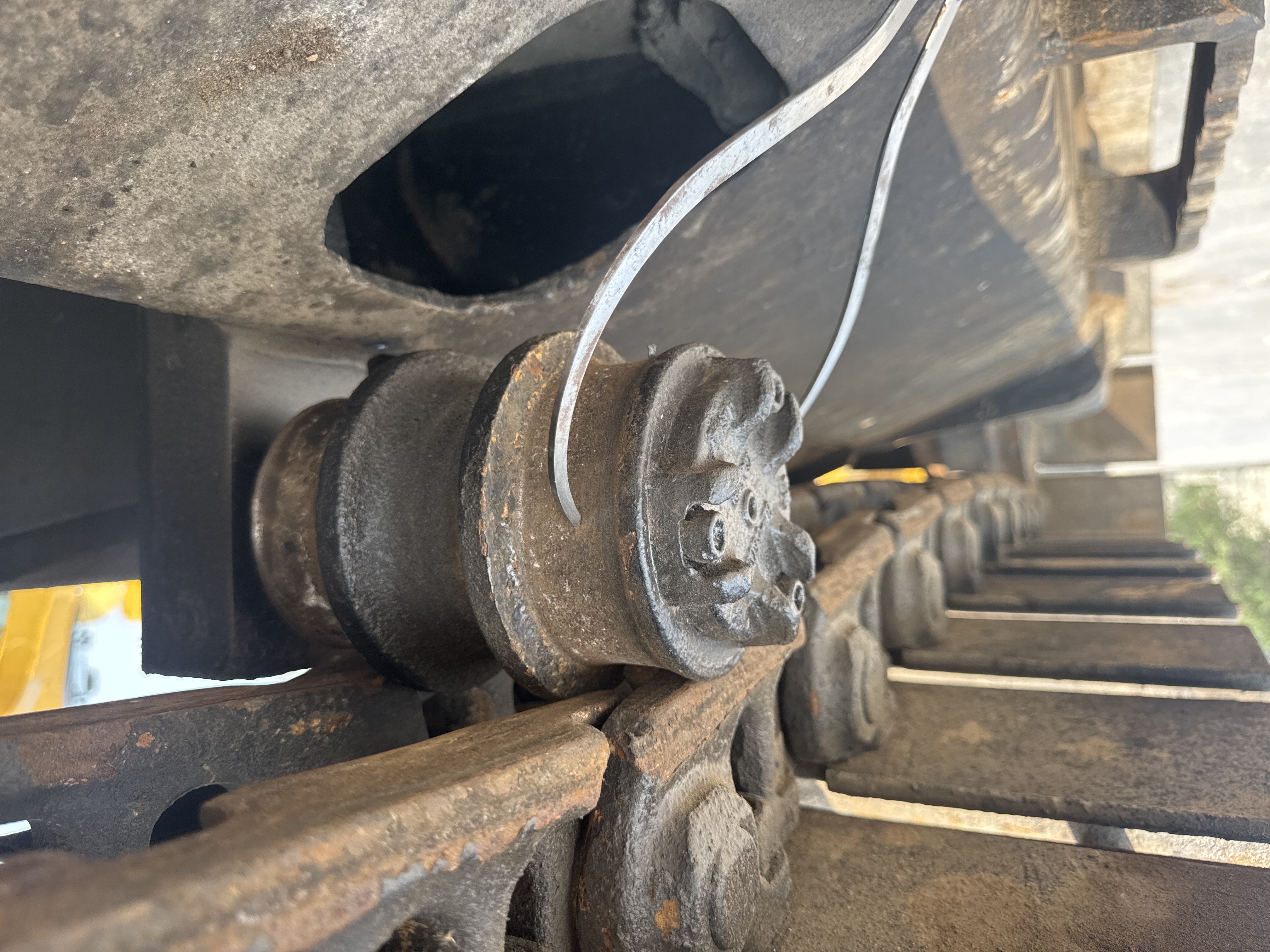 MDX-010-Cat-323D3-Medium-excavators-inspection-Undercarriage-Left-carrier-rollers-4