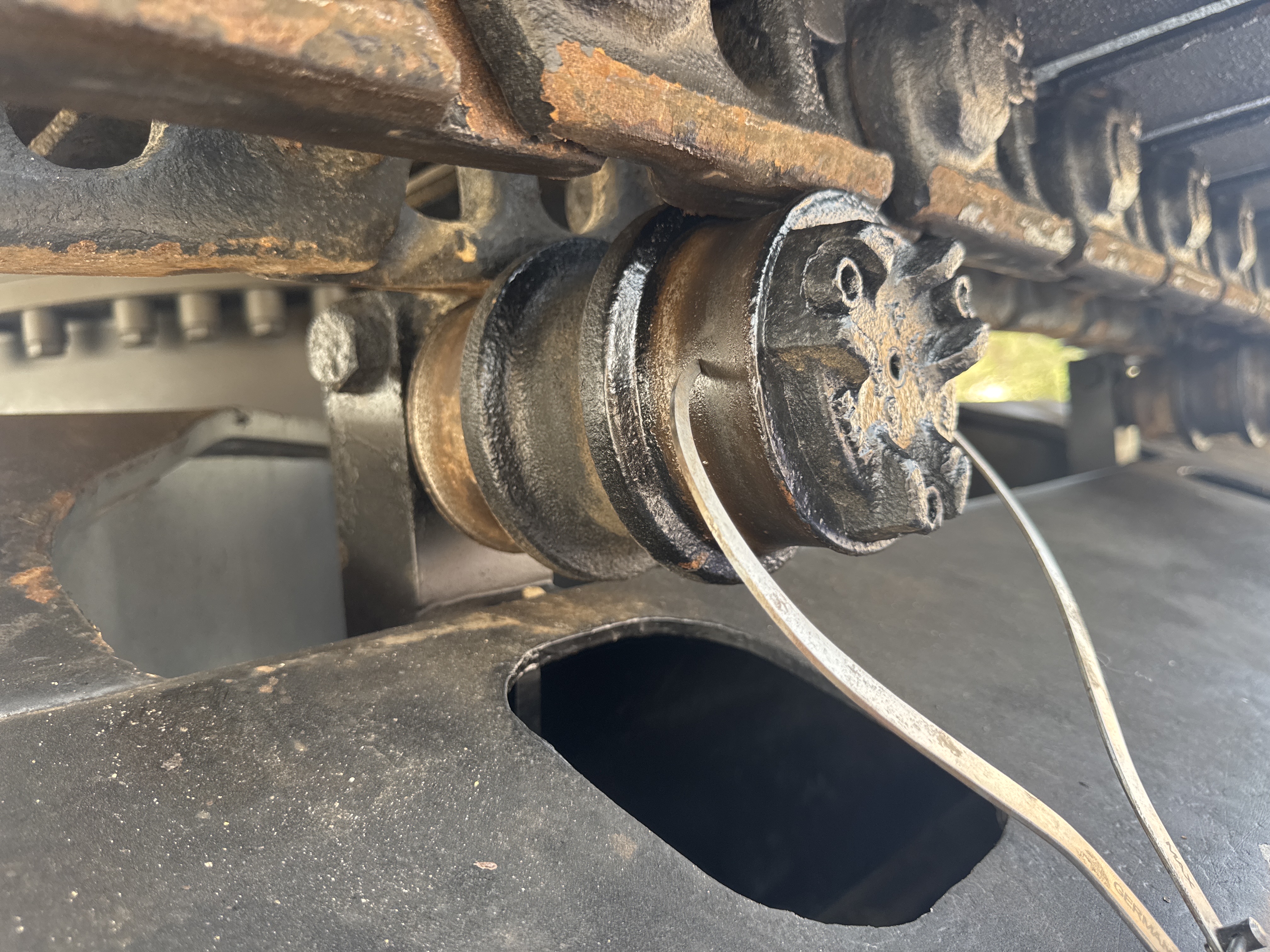 MDX-010-Cat-323D3-Medium-excavators-inspection-Undercarriage-Right-carrier-rollers-4