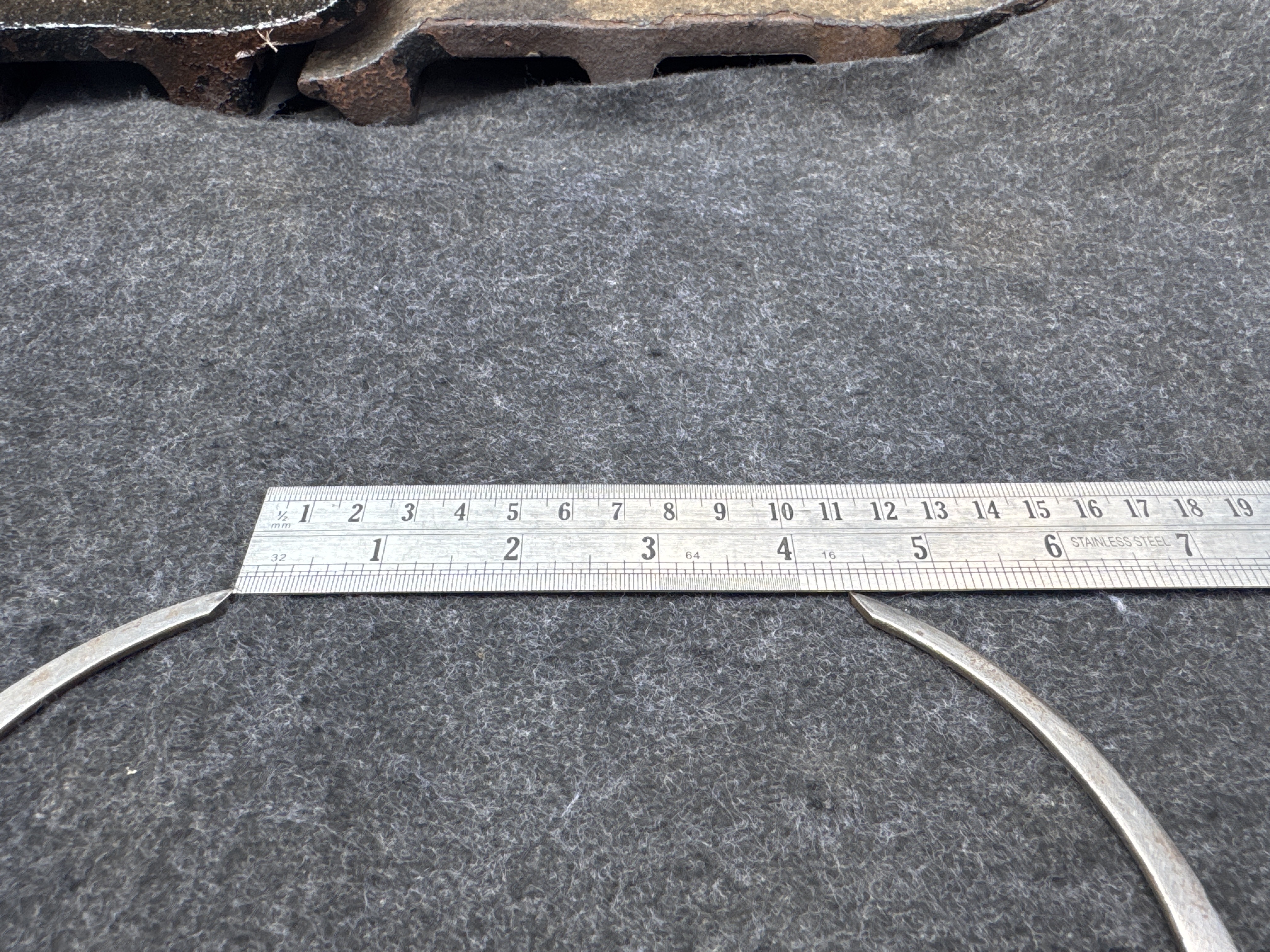 MDX-010-Cat-323D3-Medium-excavators-inspection-Undercarriage-Right-carrier-rollers-5