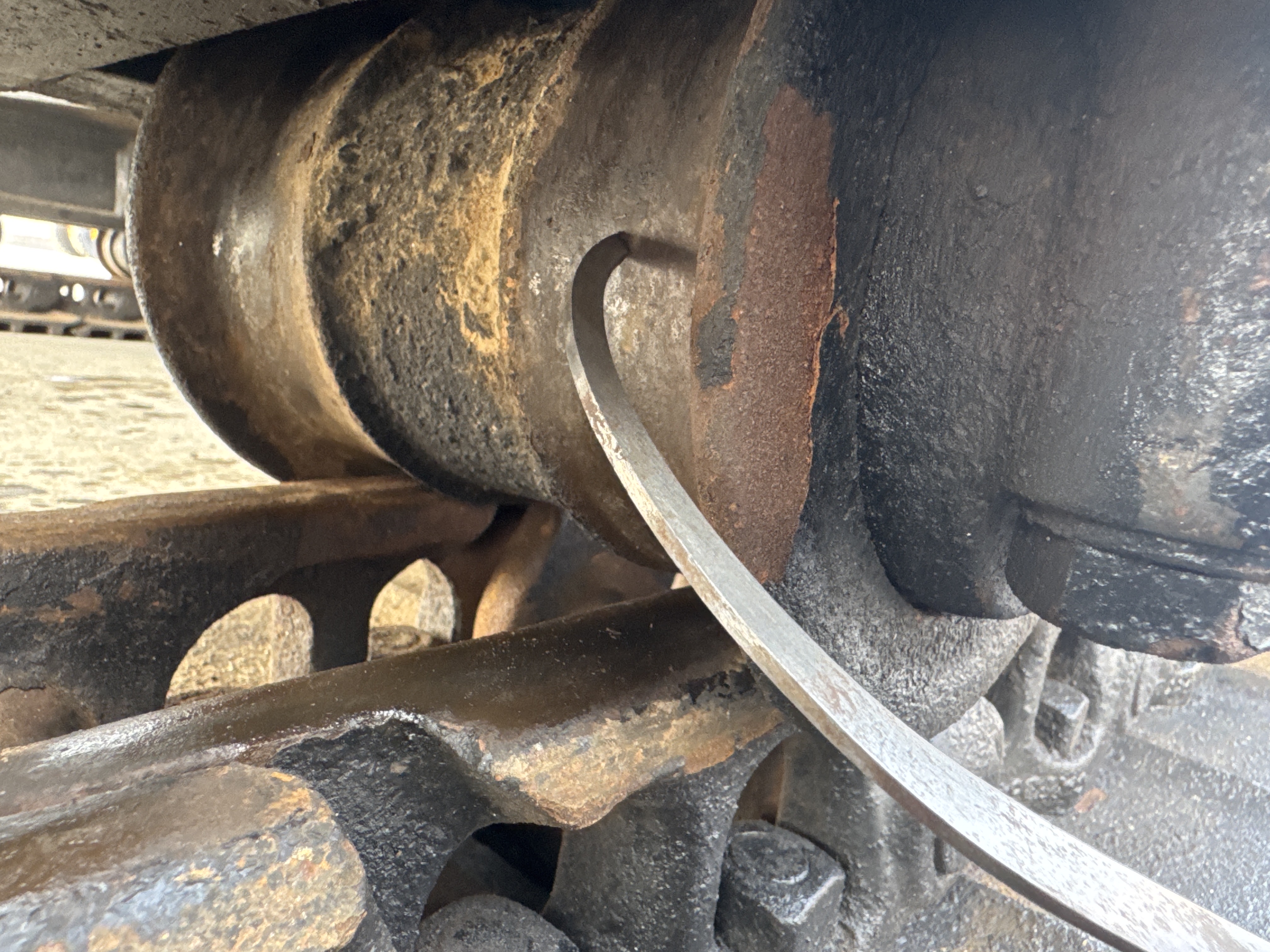 MDX-010-Cat-323D3-Medium-excavators-inspection-Undercarriage-Right-track-rollers-6