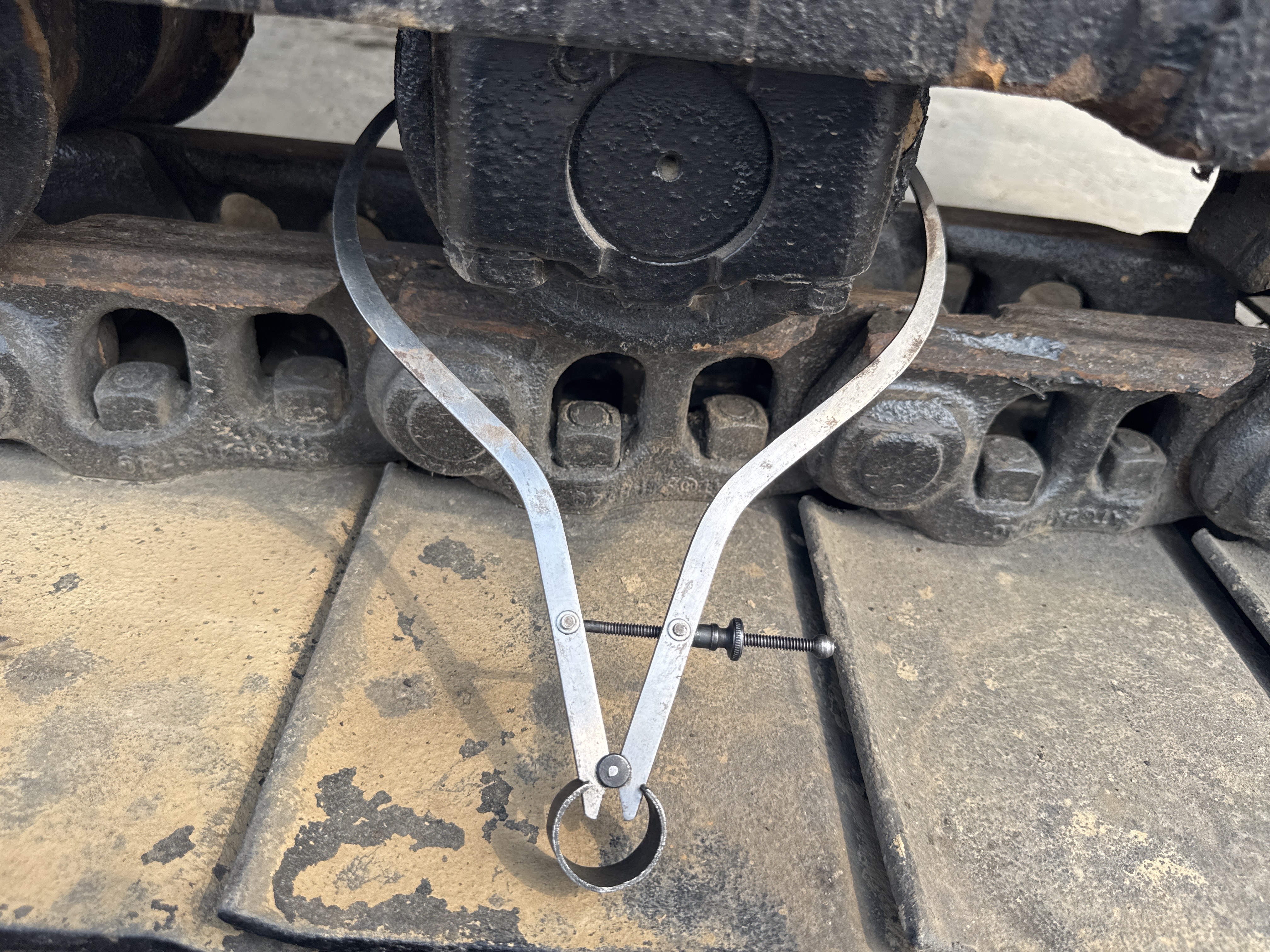 MDX-010-Cat-323D3-Medium-excavators-inspection-Undercarriage-Left-track-rollers-5