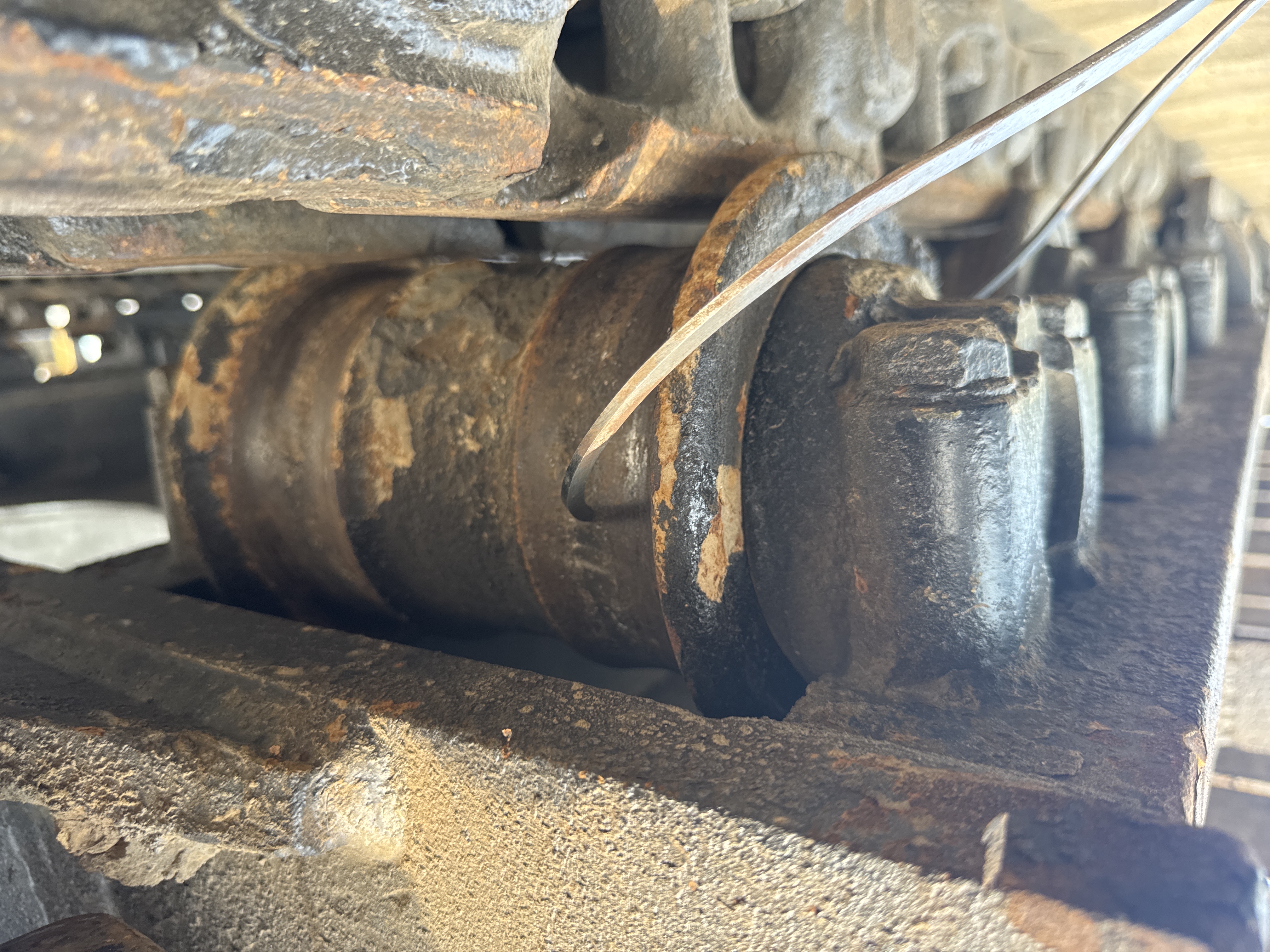 MDX-010-Cat-323D3-Medium-excavators-inspection-Undercarriage-Left-track-rollers-6